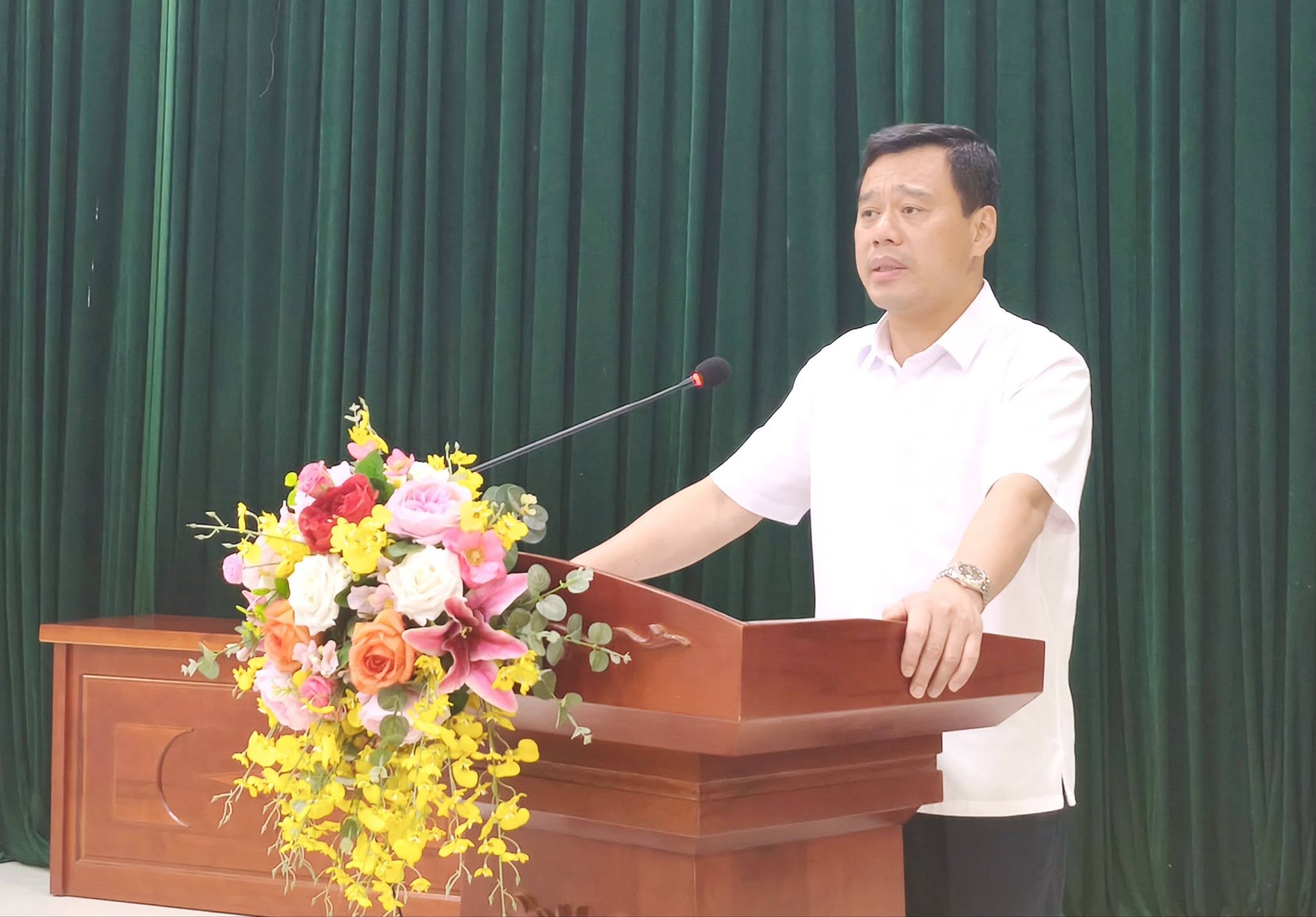 ĐỒNG CHÍ NGUYỄN HẢI PHONG - PHÓ BÍ THƯ, CHỦ TỊCH UBND XÃ DỰ SINH HOẠT ĐỊNH KỲ THÁNG 8 TẠI CHI BỘ THÔN LIÊU TRUNG