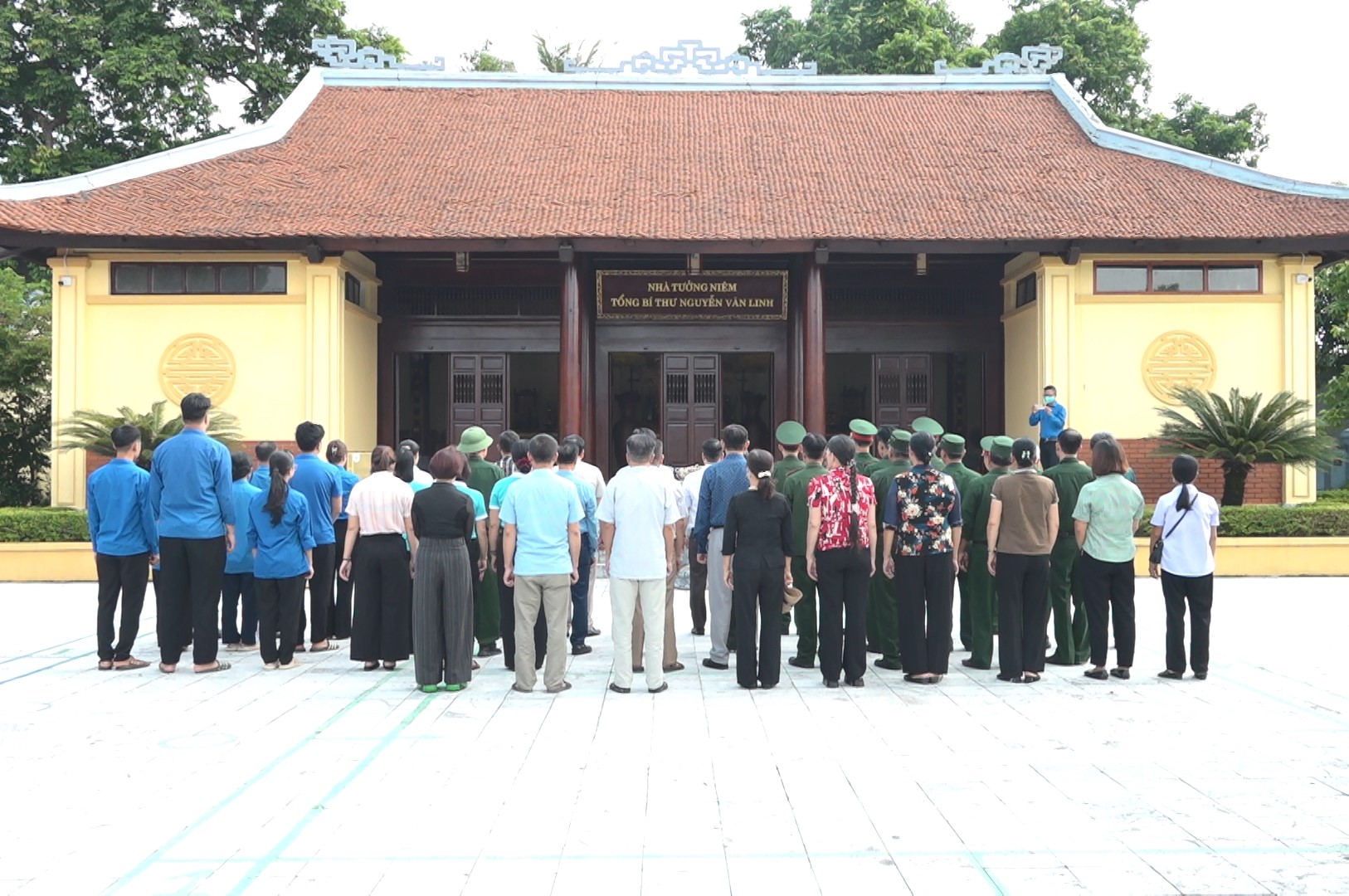 DÂNG HƯƠNG TƯỞNG NIỆM CÁC ANH HÙNG, LIỆT SỸ VÀ DANH NHÂN QUÊ HƯƠNG TRƯỚC NGÀY ĐẠI HỘI ĐẠI BIỂU MTTQ VIỆT NAM XÃ NGUYỄN VĂN LINH