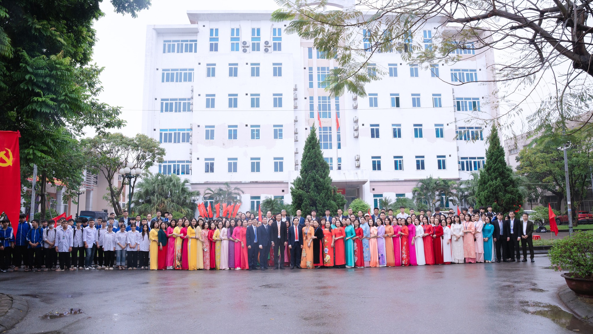 Không khí chuẩn bị tích cực cho ngày nhà giáo Việt Nam và Lễ kỷ niệm 60 năm thành lập trường Trường Cao đẳng Công nghiệp Hưng Yên