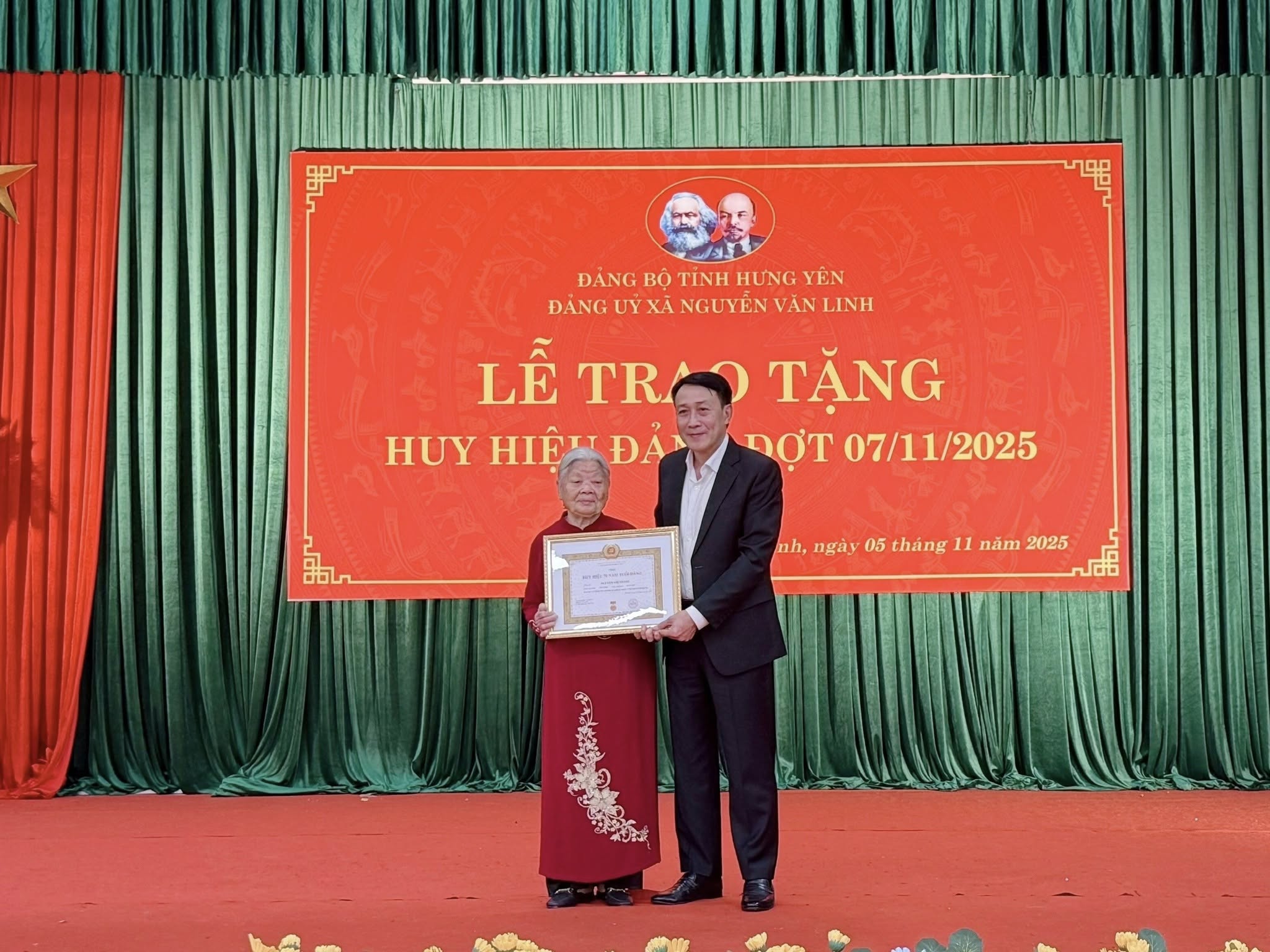 XÃ NGUYỄN VĂN LINH TỔ CHỨC LỄ TRAO TẶNG HUY HIỆU ĐẢNG ĐỢT 7/11/2025