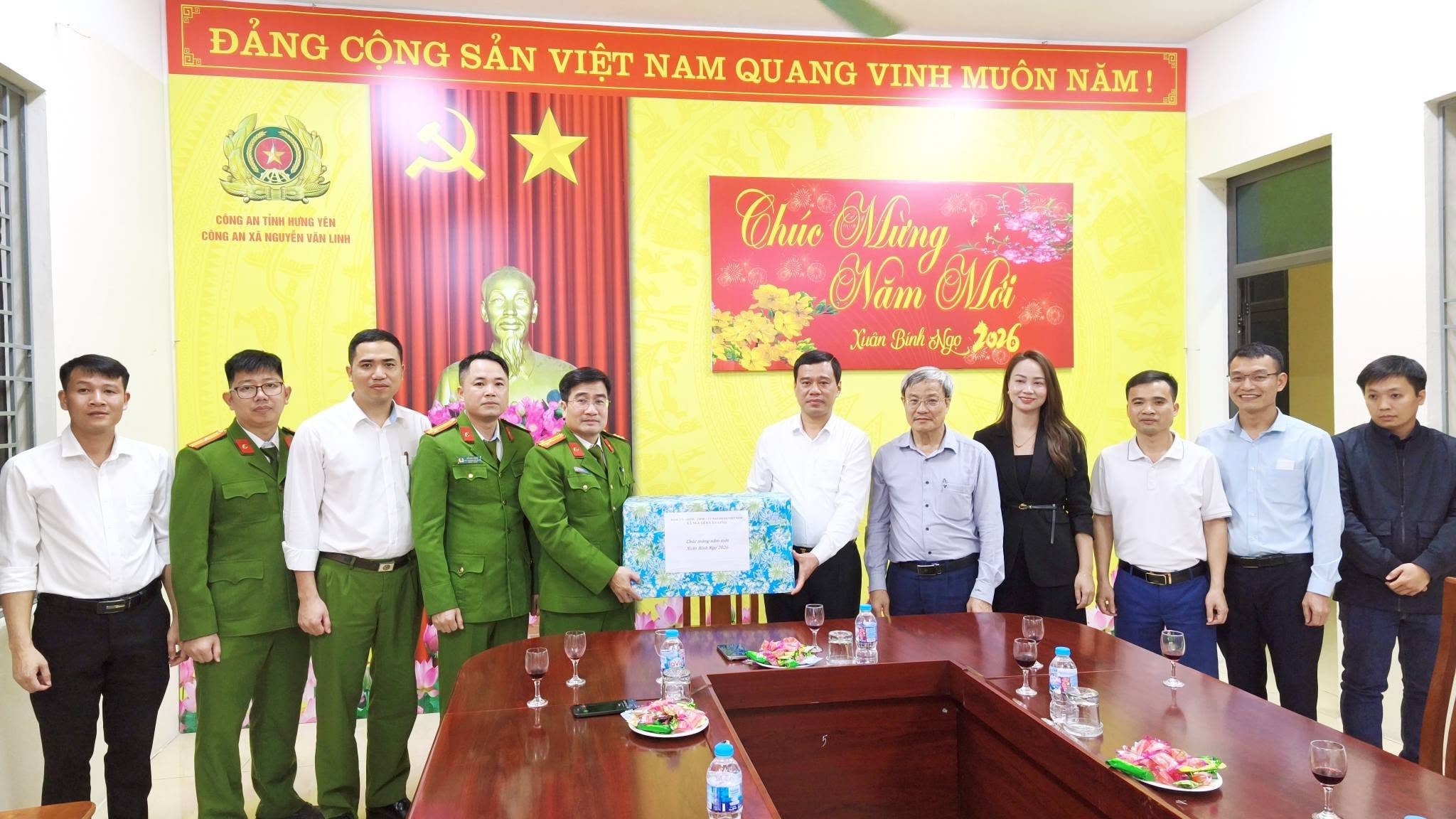 ĐỒNG CHÍ NGUYỄN HẢI PHONG - PHÓ BÍ THƯ ĐẢNG ỦY, CHỦ TỊCH UBND XÃ  CHÚC TẾT VÀ ĐỘNG VIÊN CÁN BỘ CHIẾN SĨ CỒNG AN VÀ BAN CHỈ HUY QUÂN SỰ XÃ ĐANG THỰC HIỆN NHIỆM VỤ TRỰC TẾT