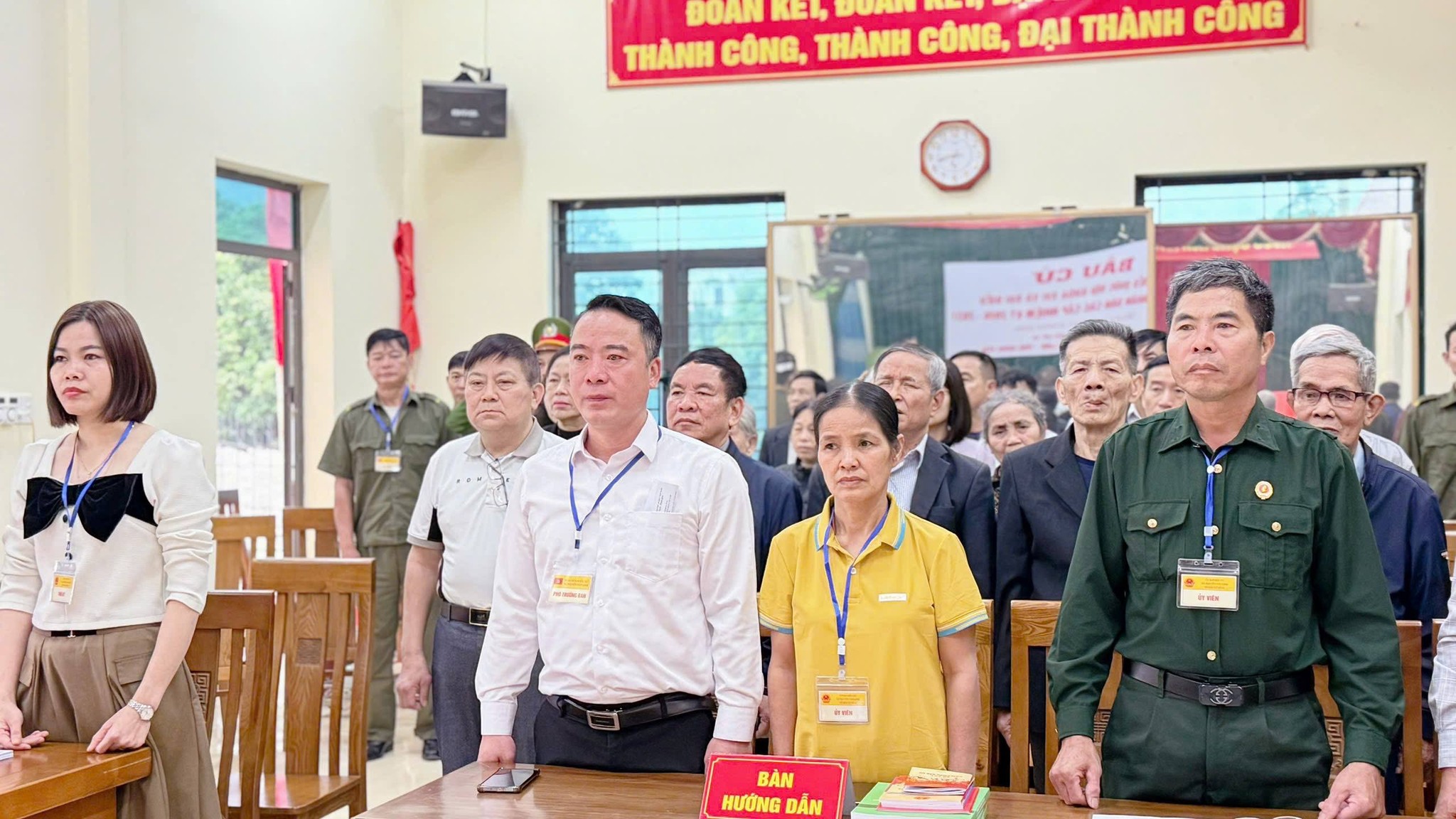 ĐỒNG CHÍ ĐỖ XUÂN CHƯƠNG – PHÓ BÍ THƯ THƯỜNG TRỰC ĐẢNG ỦY, PHÓ TRƯỞNG BAN CHỈ ĐẠO BẦU CỬ XÃ DỰ KHAI MẠC TẠI TỔ BẦU CỬ SỐ 18, THÔN LIÊU XÁ
