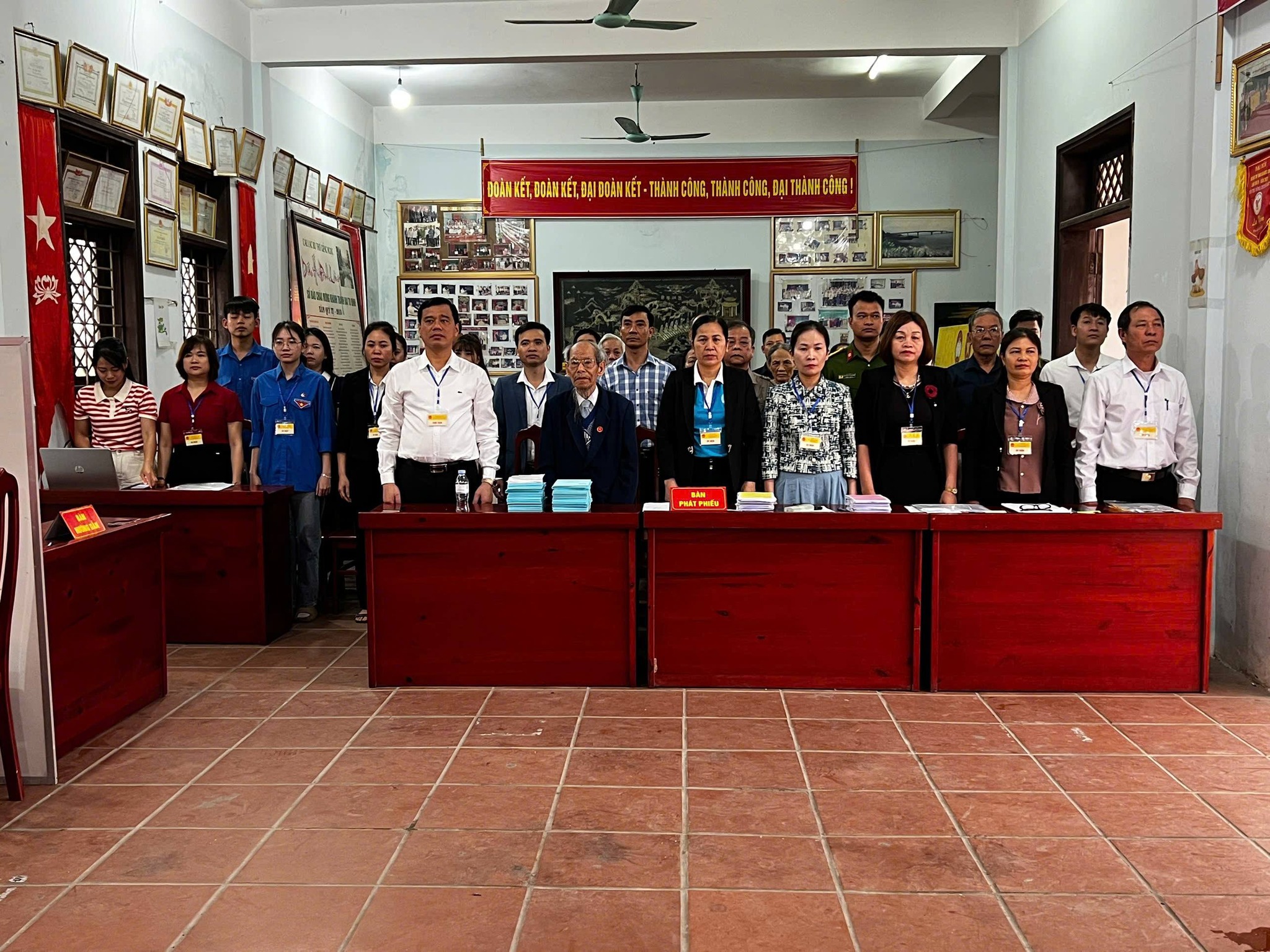 ĐỒNG CHÍ NGUYỄN HẢI PHONG – PHÓ BÍ THƯ ĐẢNG ỦY, CHỦ TỊCH UBND, CHỦ TỊCH ỦY BAN BẦU CỬ XÃ DỰ LỄ KHAI MẠC BẦU CỬ TẠI TỔ BẦU CỬ SỐ 3, NHÀ VĂN HÓA THÔN NGỌC TỈNH
