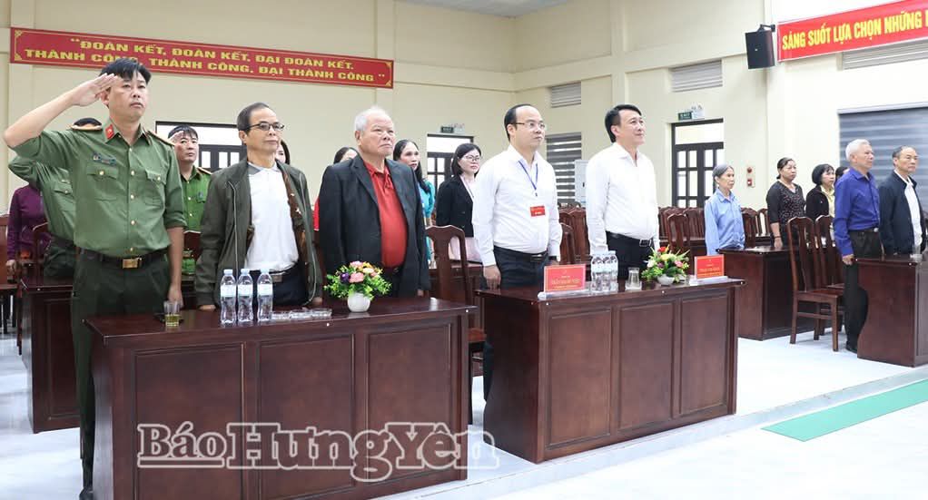 ĐỒNG CHÍ PHẠM VĂN KHUÊ - ỦY VIÊN BTV TỈNH ỦY, TRƯỞNG BAN TỔ CHỨC TỈNH ỦY; ĐỒNG CHÍ TRẦN QUỐC VIỆT - BÍ THƯ ĐẢNG ỦY, CHỦ TỊCH HĐND XÃ, TRƯỞNG BAN CHỈ ĐẠO BẦU CỬ XÃ DỰ LỄ KHAI MẠC TẠI ĐƠN VỊ BẦU CỬ SỐ 16 THÔN THANH XÁ, XÃ NGUYỄN VĂN LINH.