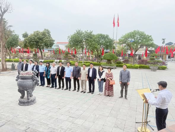 TRƯỜNG ĐẠI HỌC VĂN HÓA HÀ NỘI DÂNG HƯƠNG TƯỞNG NHỚ CỐ TỔNG BÍ THƯ NGUYỄN VĂN LINH