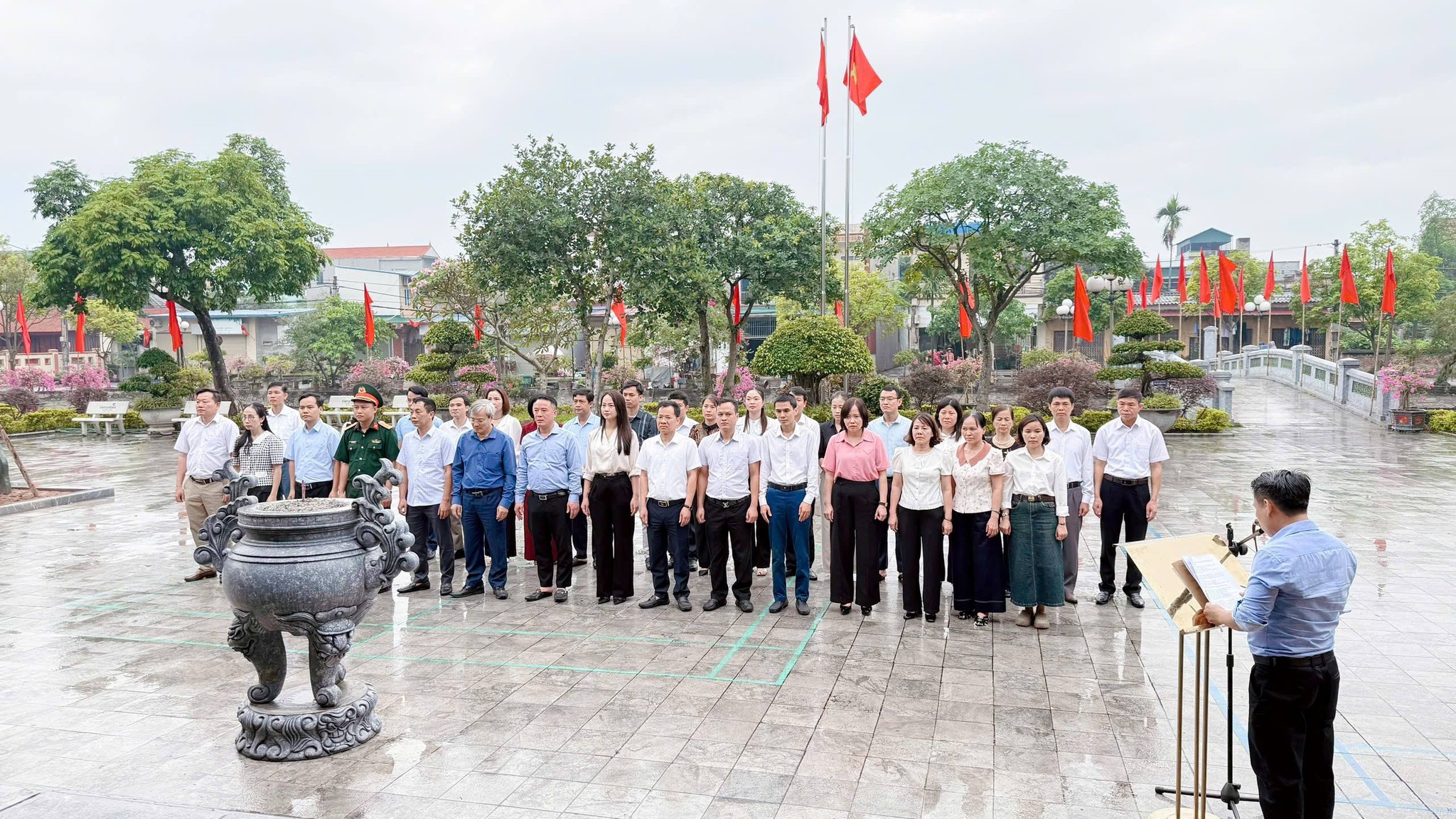 ĐẢNG ỦY XÃ NGUYỄN VĂN LINH DÂNG HƯƠNG TƯỞNG NIỆM 28 NĂM NGÀY MẤT TỔNG BÍ THƯ NGUYỄN VĂN LINH