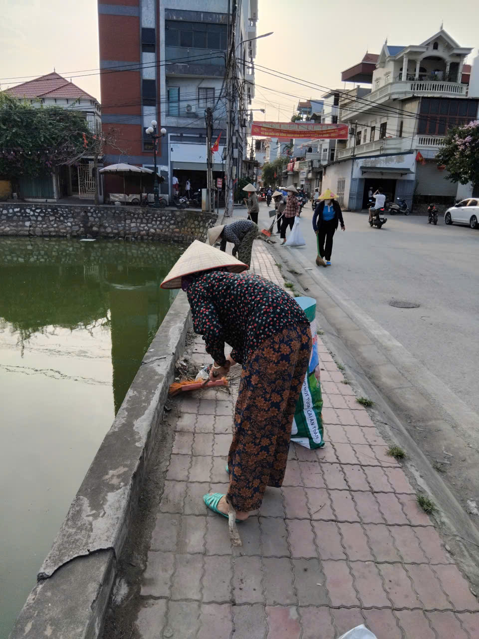 “Sạch từ nhà ra ngõ”: Thôn Thanh Xá đồng loạt ra quân làm đẹp môi trường