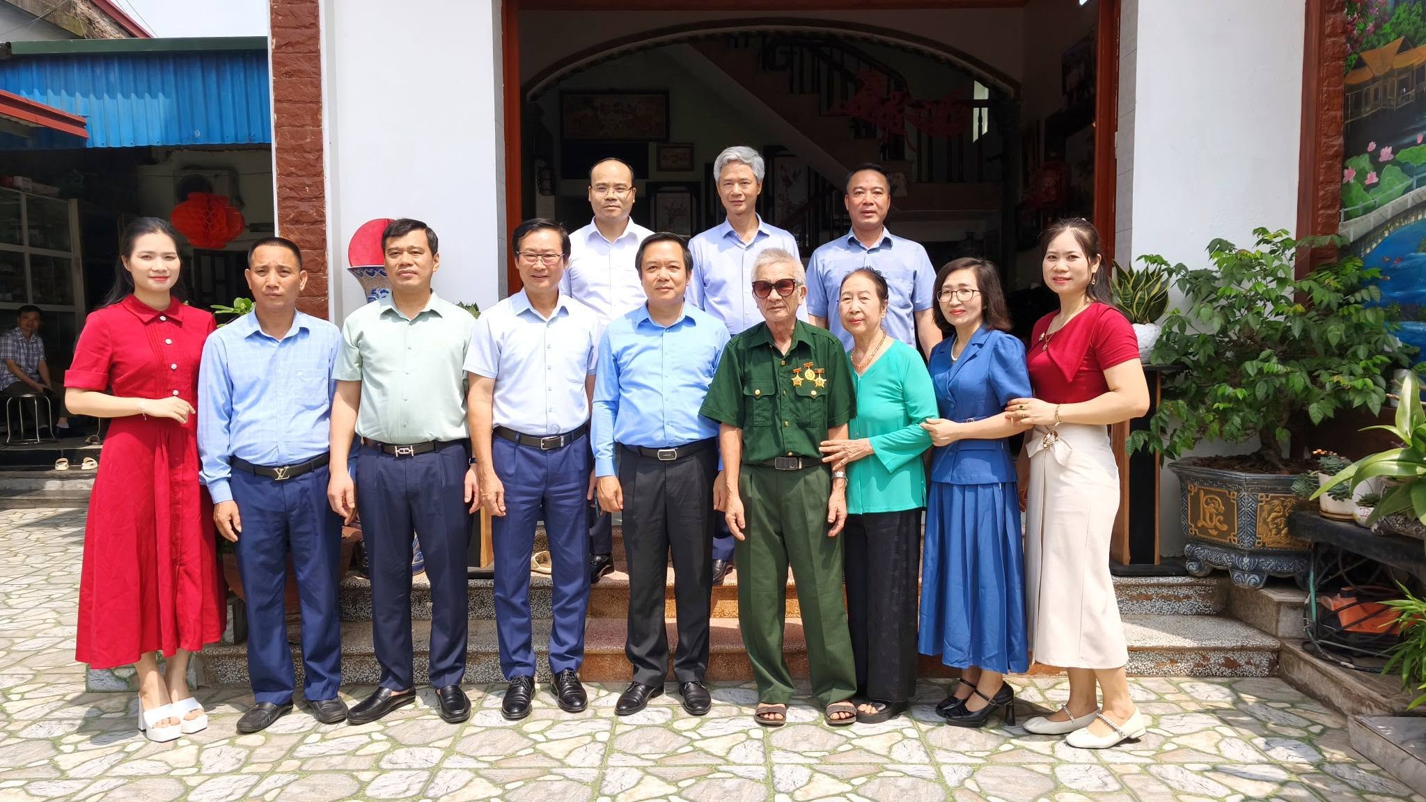 ĐỒNG CHÍ PHẠM QUANG NGỌC, ỦY VIÊN BAN CHẤP HÀNH TRUNG ƯƠNG ĐẢNG, BÍ THƯ TỈNH ỦY TRAO QUÀ CỦA TỔNG BÍ THƯ, CHỦ TỊCH NƯỚC TÔ LÂM TẶNG NGƯỜI CÓ CÔNG VỚI CÁCH MẠNG