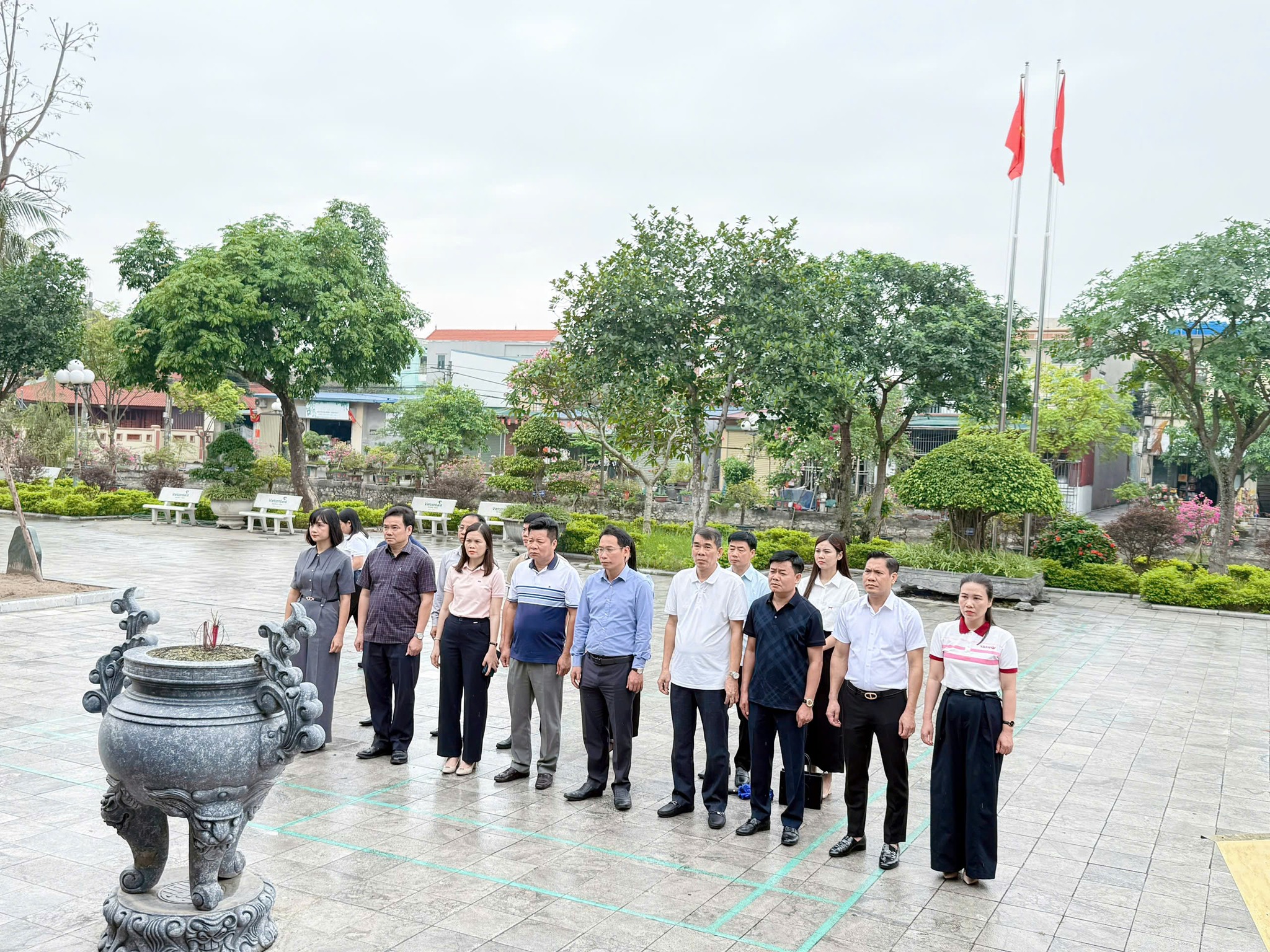 ĐOÀN CÔNG TÁC TỈNH TUYÊN QUANG VÀ THANH TRA NHÀ NƯỚC TỈNH HƯNG YÊN DÂNG HƯƠNG TƯỞNG NIỆM CỐ TỔNG BÍ THƯ NGUYỄN VĂN LINH