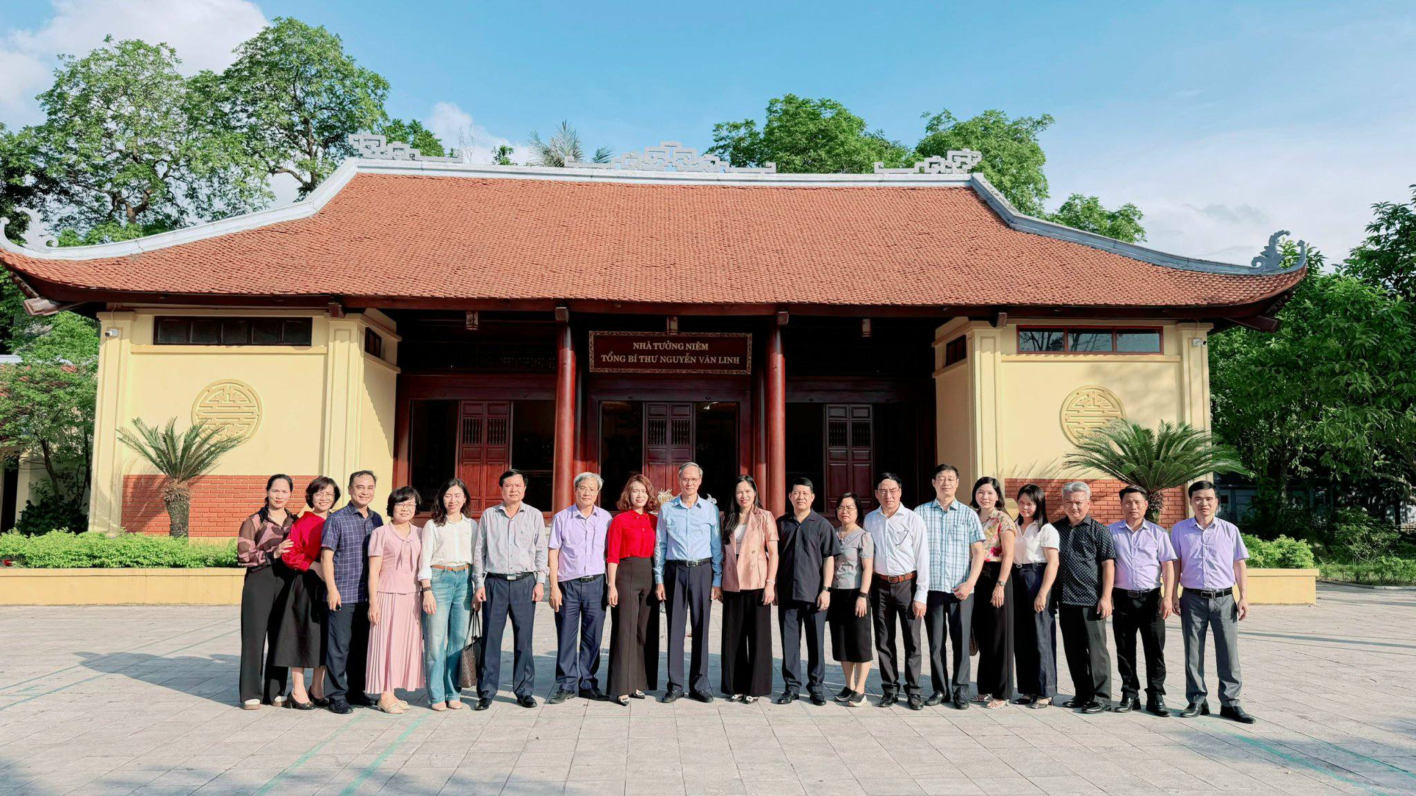 ĐOÀN CÔNG TÁC BAN THI ĐUA - KHEN THƯỞNG TRUNG ƯƠNG DÂNG HƯƠNG TƯỞNG NHỚ CỐ TỔNG BÍ THƯ NGUYỄN VĂN LINH