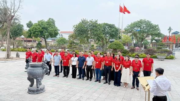 LỚP CCLLCT HỆ TẬP TRUNG K72.A15 HỌC VIỆN CHÍNH TRỊ KHU VỰC I DÂNG HƯƠNG TƯỞNG NIỆM CỐ TỔNG BÍ THƯ NGUYỄN VĂN LINH