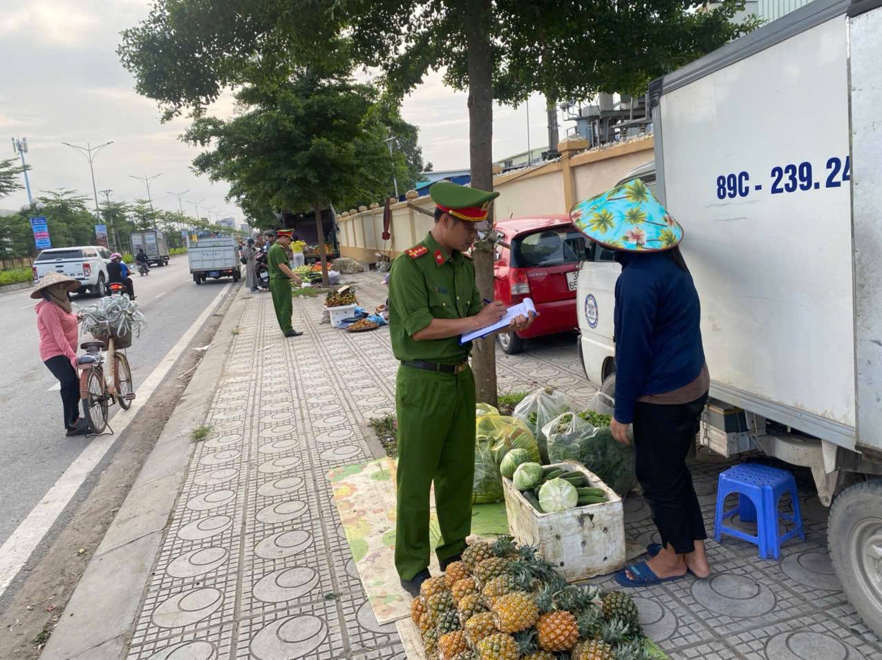 CÔNG AN XÃ NGUYỄN VĂN LINH ĐẨY MẠNH TUYÊN TRUYỀN, NHẮC NHỞ NGƯỜI DÂN KHÔNG VI PHẠM HÀNH LANG AN TOÀN GIAO THÔNG ĐƯỜNG ĐH34, ĐT 380