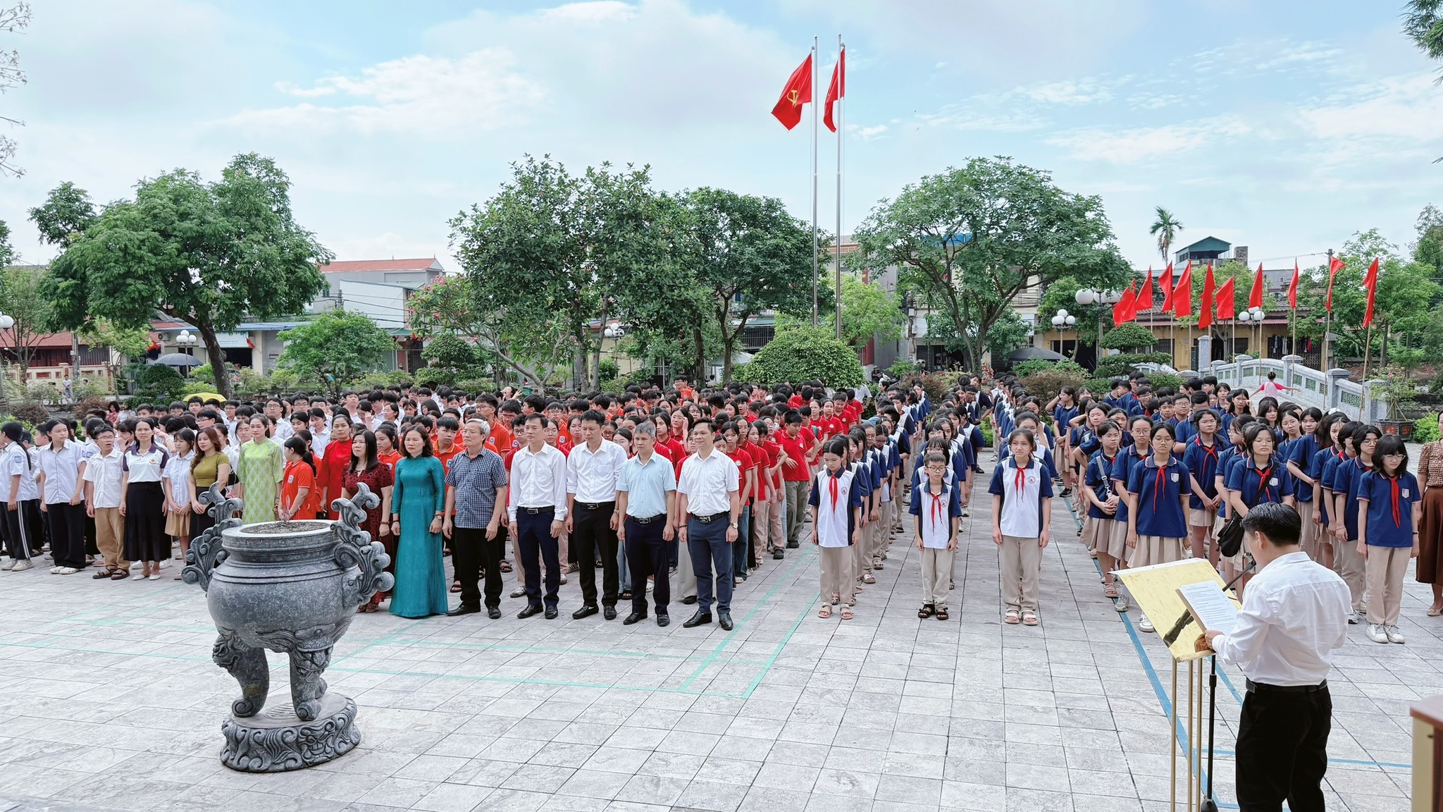 HƠN 400 CÁN BỘ, GIÁO VIÊN, HỌC SINH 6 TRƯỜNG ĐIỂM THUỘC TỈNH HƯNG YÊN DÂNG HƯƠNG TẠI NHÀ TƯỞNG NIỆM TỔNG BÍ THƯ NGUYỄN VĂN LINH