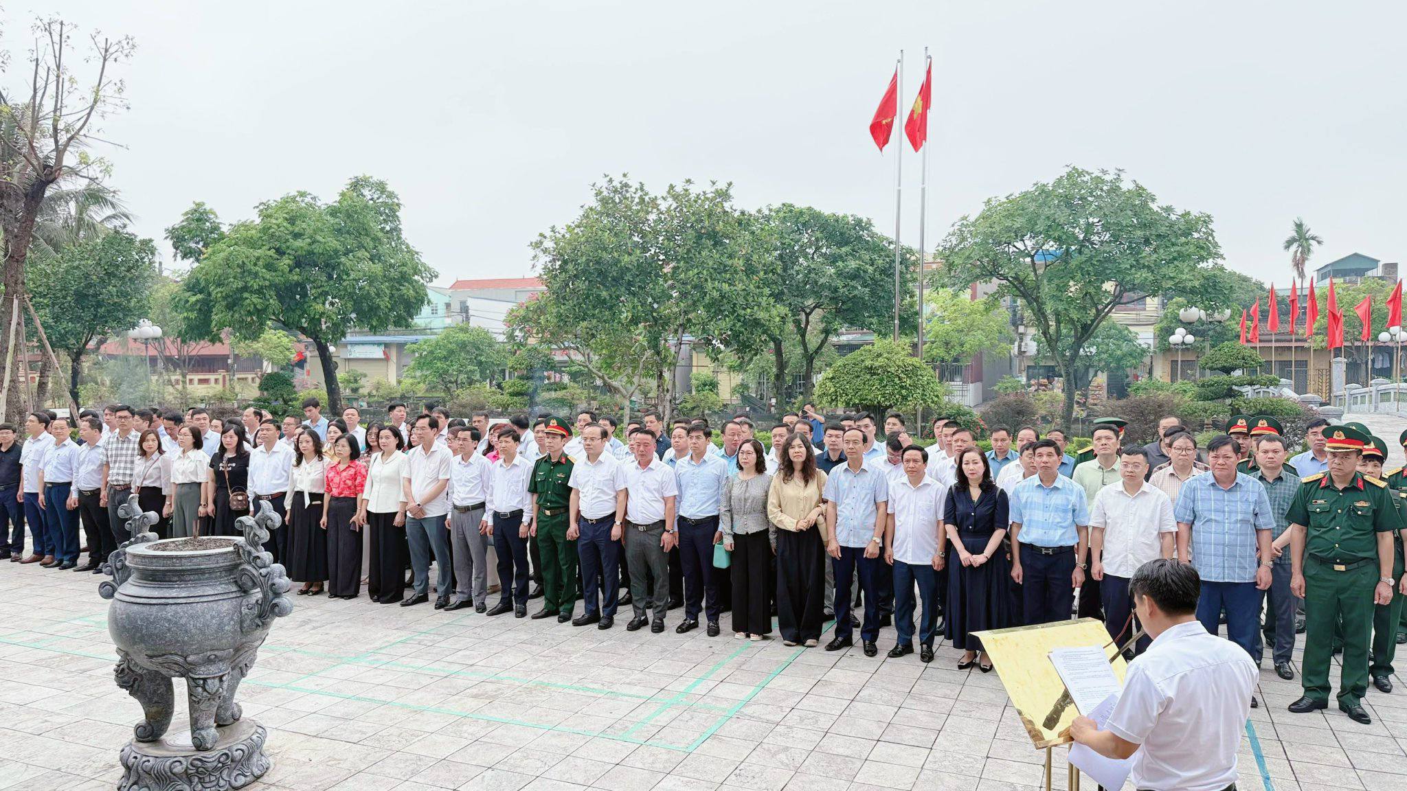 ĐOÀN CÁN BỘ, HỌC VIÊN LỚP BỒI DƯỠNG KIẾN THỨC QUỐC PHÒNG – AN NINH ĐỐI TƯỢNG 2 KHÓA 123, TRƯỜNG QUÂN SỰ QUÂN KHU 3 DÂNG HƯƠNG TƯỞNG NIỆM CỐ TỔNG BÍ THƯ NGUYỄN VĂN LINH