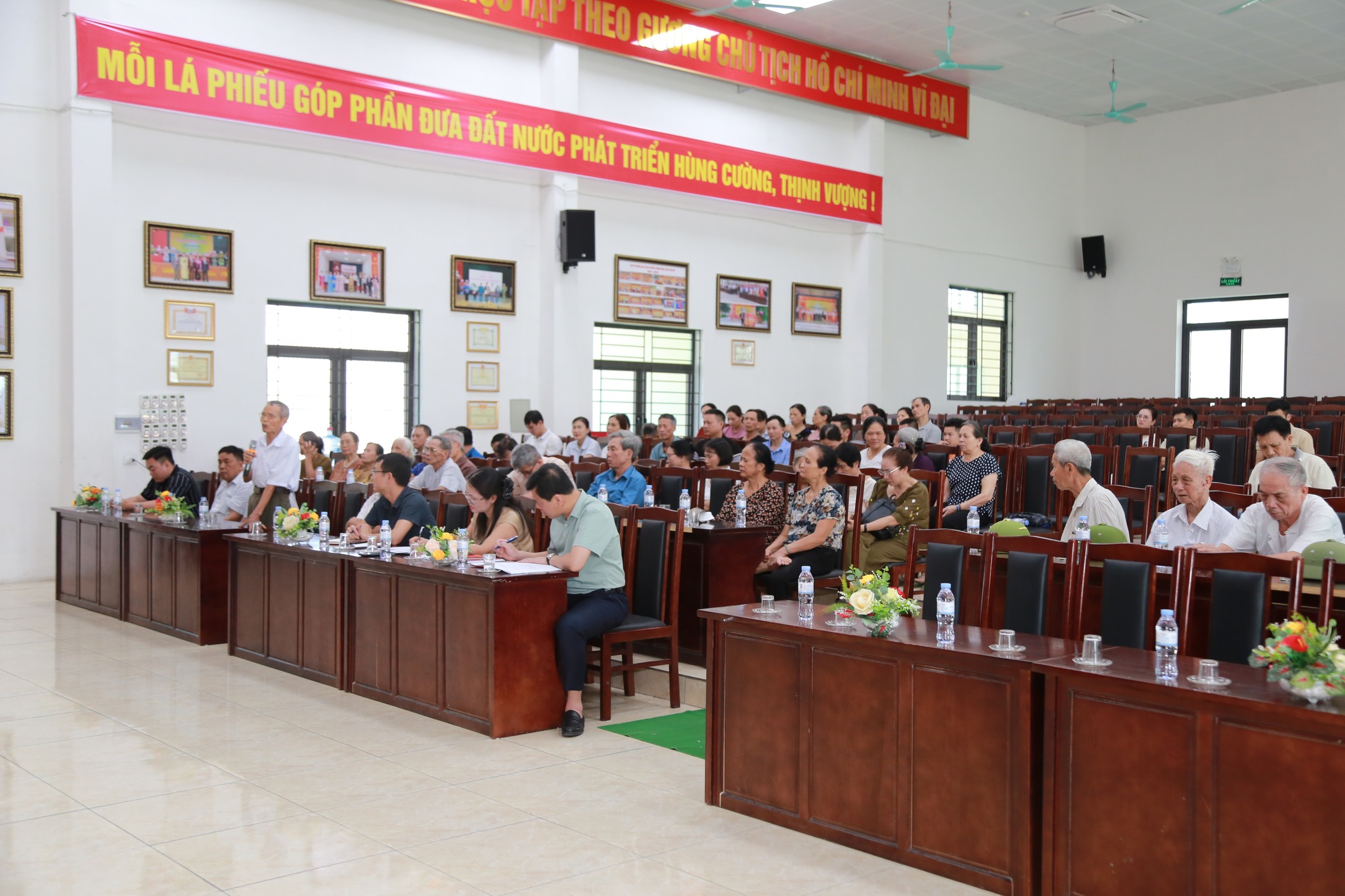 ĐỒNG CHÍ NGUYỄN HẢI PHONG – PHÓ BÍ THƯ ĐẢNG ỦY, CHỦ TỊCH UBND XÃ DỰ SINH HOẠT CHI BỘ THÔN YÊN PHÚ