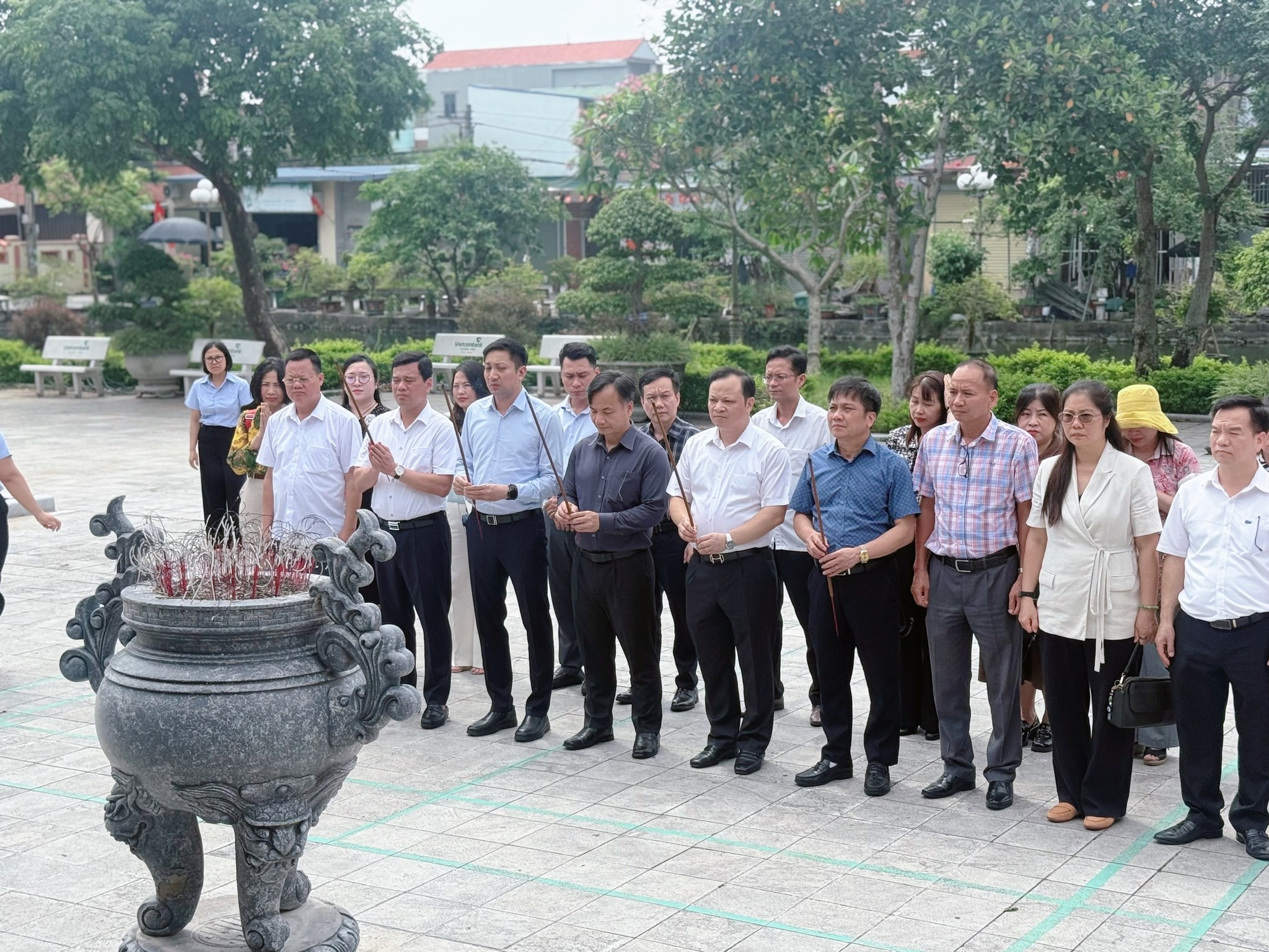 ĐOÀN ĐẠI BIỂU ĐẢNG BỘ QUỐC HỘI DÂNG HƯƠNG CỐ TỔNG BÍ THƯ NGUYỄN VĂN LINH