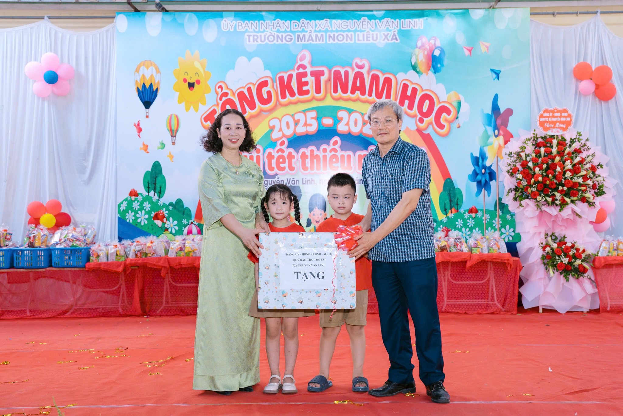 ĐỒNG CHÍ ĐỖ VĂN HẢI- PHÓ CHỦ TỊCH UBND XÃ DỰ LỄ TỔNG KẾT NĂM HỌC VÀ TRAO QUÀ QUỐC TẾ THIẾU NHI 1/6 TẠI TRƯỜNG MẦM NON LIÊU XÁ