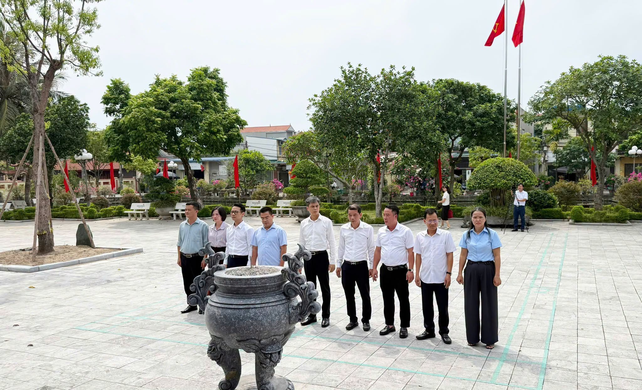 ĐOÀN CÔNG TÁC BAN TUYÊN GIÁO VÀ DÂN VẬN TRUNG ƯƠNG DÂNG HƯƠNG TƯỞNG NIỆM TỔNG BÍ THƯ NGUYỄN VĂN LINH