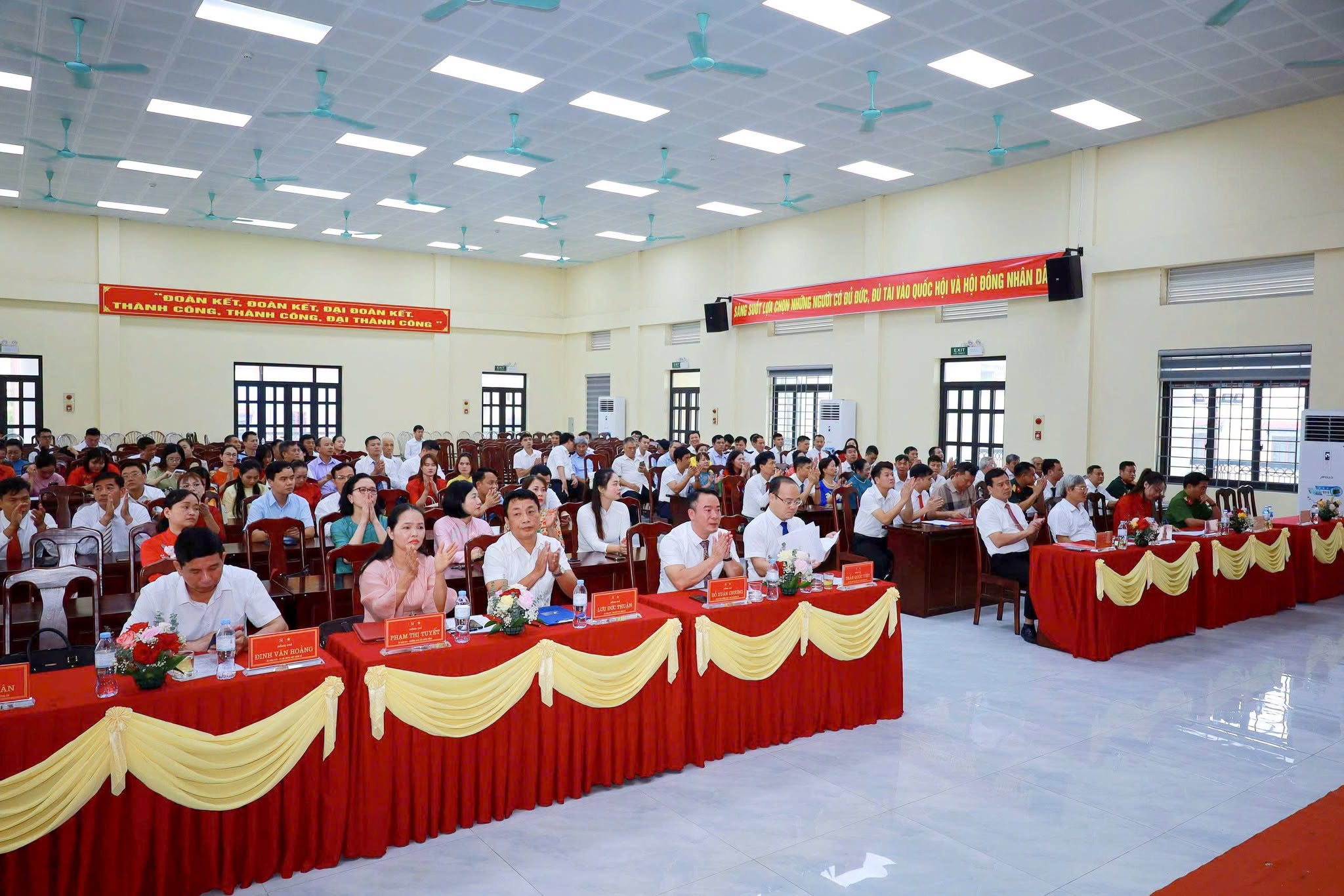 XÃ NGUYỄN VĂN LINH TỔ CHỨC HỘI NGHỊ CÔNG BỐ NGHỊ QUYẾT, QUYẾT ĐỊNH THÀNH LẬP CÁC THÔN, CHI BỘ THÔN SAU SẮP XẾP VÀ SƠ KẾT MỘT NĂM VẬN HÀNH MÔ HÌNH CHÍNH QUYỀN ĐỊA PHƯƠNG HAI CẤP