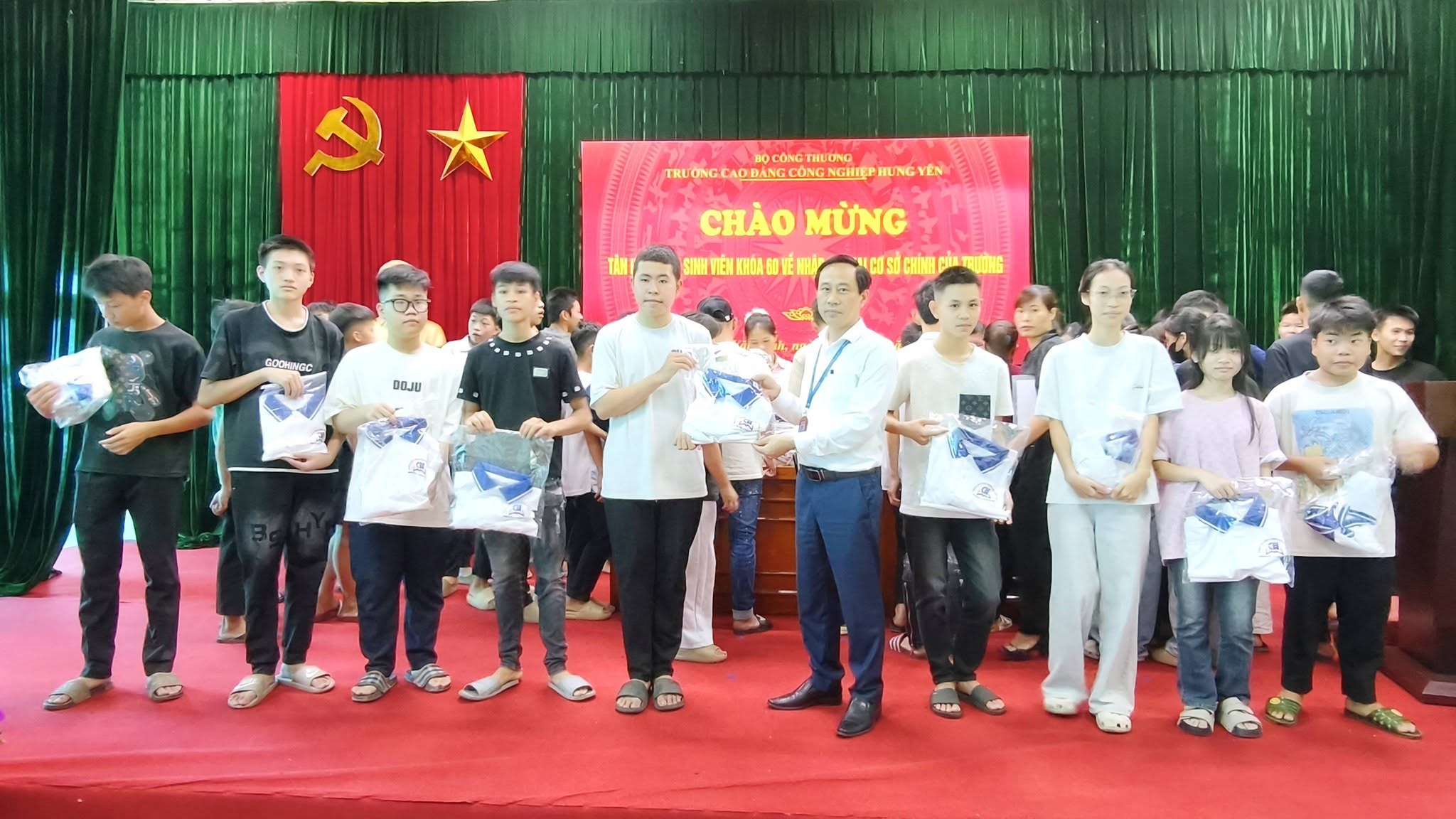HƠN 300 HỌC SINH NHẬP HỌC ĐỢT I TẠI TRƯỜNG CAO ĐẲNG CÔNG NGHIỆP HƯNG YÊN - KHỞI ĐẦU HÀNH TRÌNH CHINH PHỤC NGHỀ NGHIỆP