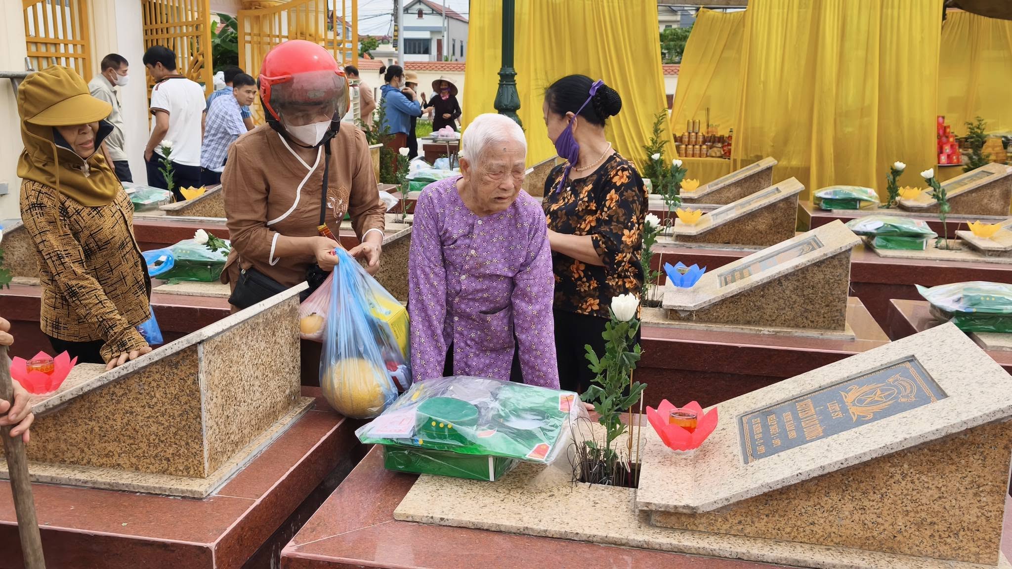 XÚC ĐỘNG HÌNH ẢNH MẸ VIỆT NAM TRONG MÙA TRI ÂN