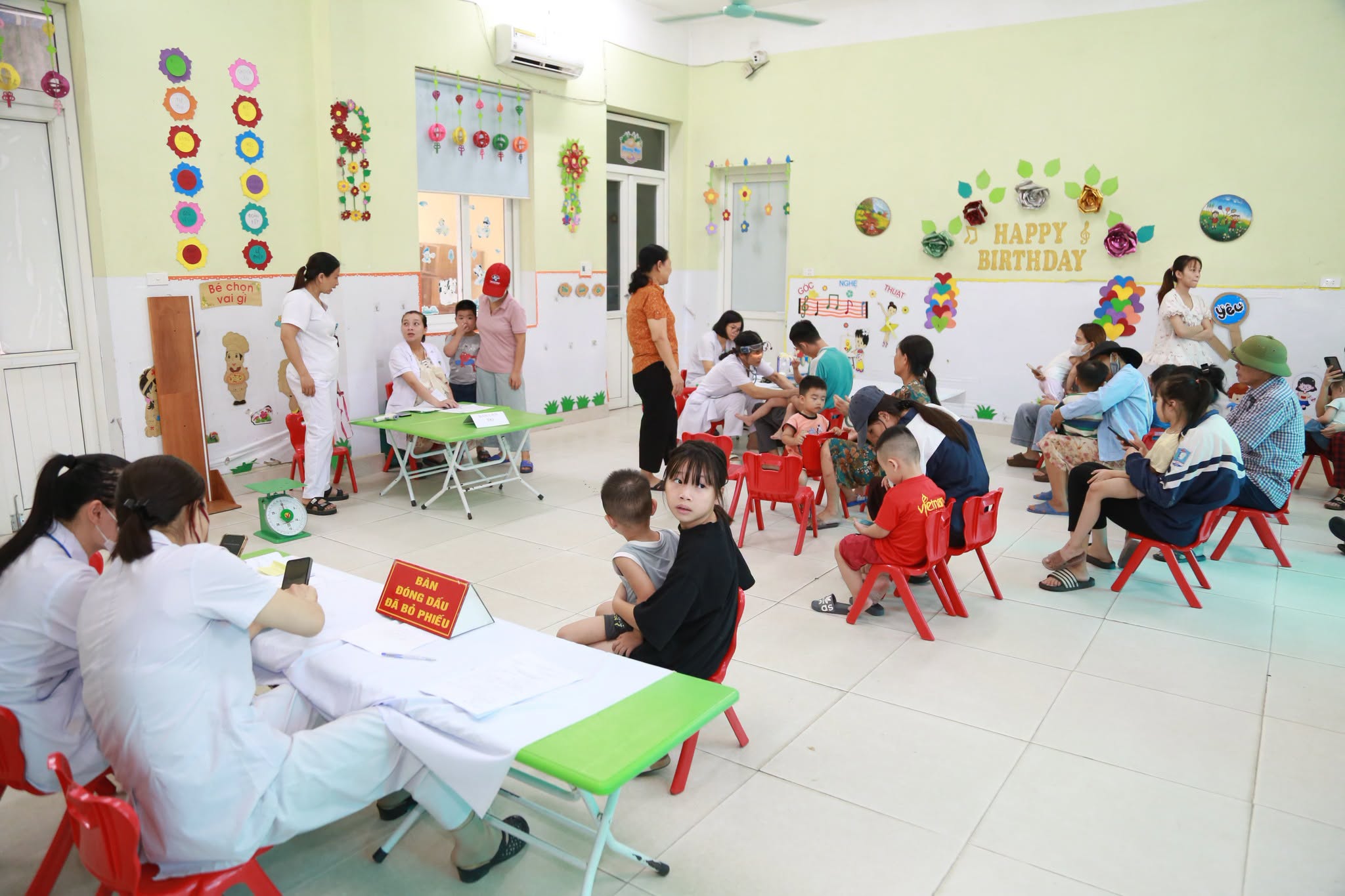 TRƯỜNG MẦM NON NGHĨA HIỆP TỔ CHỨC KHÁM SỨC KHỎE ĐỊNH KỲ CHO TRẺ DƯỚI 6 TUỔI