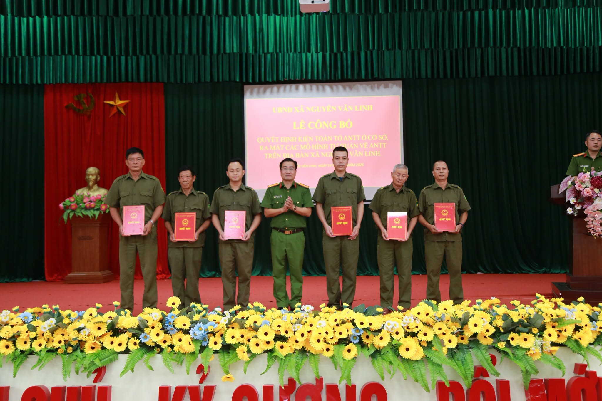 CÔNG AN XÃ TỔ CHỨC LỄ CÔNG BỐ CÁC TỔ BẢO VỆ ANTT Ở CƠ SỞ VÀ SƠ KẾT CÔNG TÁC CÔNG AN 6 THÁNG ĐẦU NĂM 2026