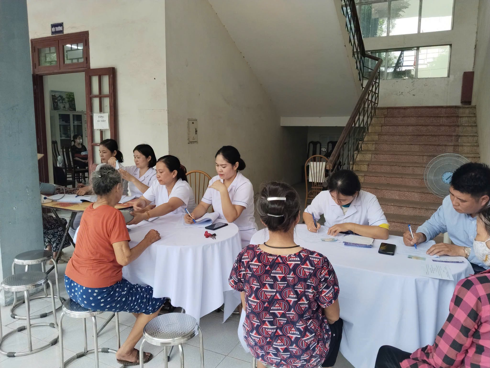 TRẠM Y TẾ XÃ: TỔ CHỨC THÀNH CÔNG CHƯƠNG TRÌNH KHÁM CHỮA BỆNH NHÂN ĐẠO CHUYÊN KHOA MẮT PHỤC VỤ NHÂN DÂN
