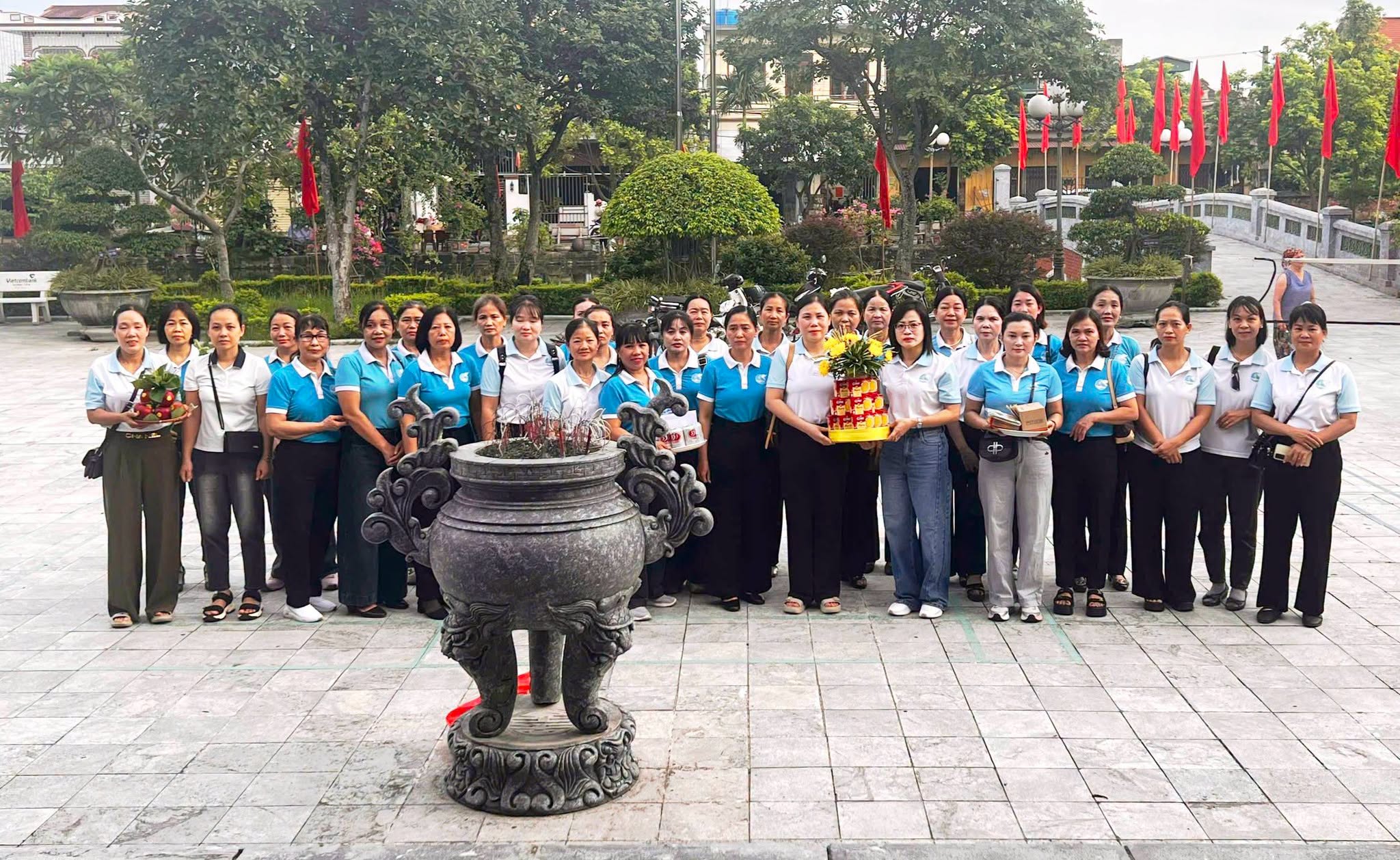 HỘI LIÊN HIỆP PHỤ NỮ XÃ NHƯ QUỲNH DÂNG HƯƠNG TƯỞNG NIỆM CỐ TỔNG BÍ THƯ NGUYỄN VĂN LINH