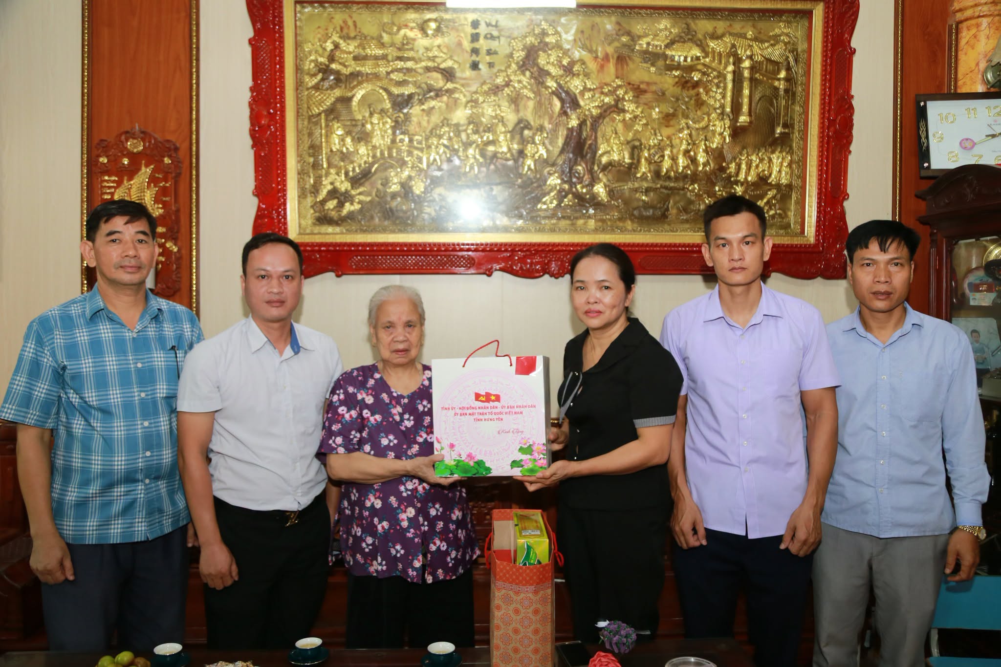 ĐỒNG CHÍ PHẠM THỊ TUYẾT ỦY VIÊN BAN THƯỜNG VỤ TRƯỞNG BAN XÂY DỰNG ĐẢNG XÃ TẶNG QUÀ CÁC GIA ĐÌNH CHÍNH SÁCH NHÂN DỊP KỶ NIỆM 79 NĂM NGÀY TBLS 27/7.
