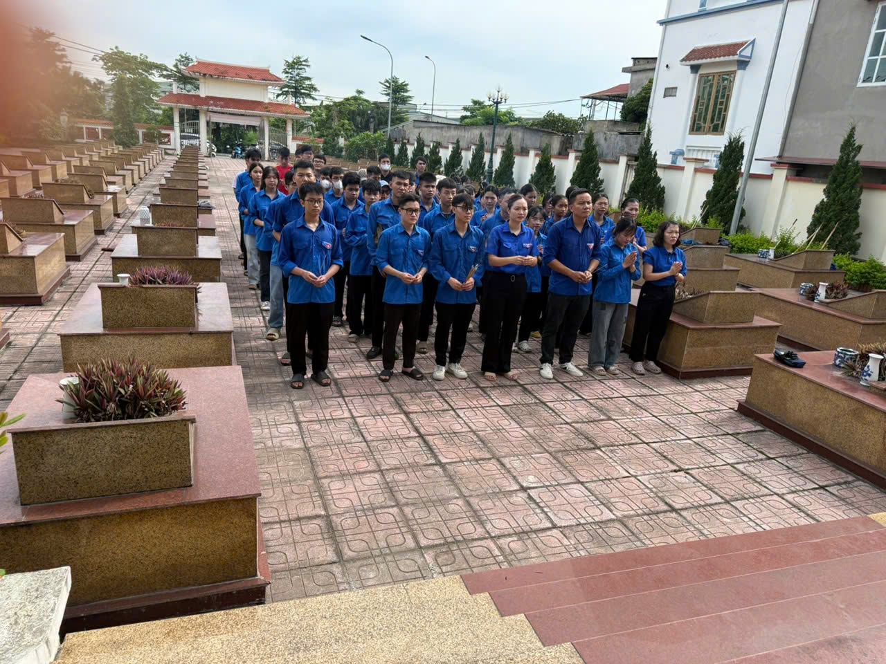 ĐOÀN THANH NIÊN XÃ RA QUÂN DỌN DẸP VỆ SINH NGHĨA TRANG LIỆT SỸ NGHĨA HIỆP