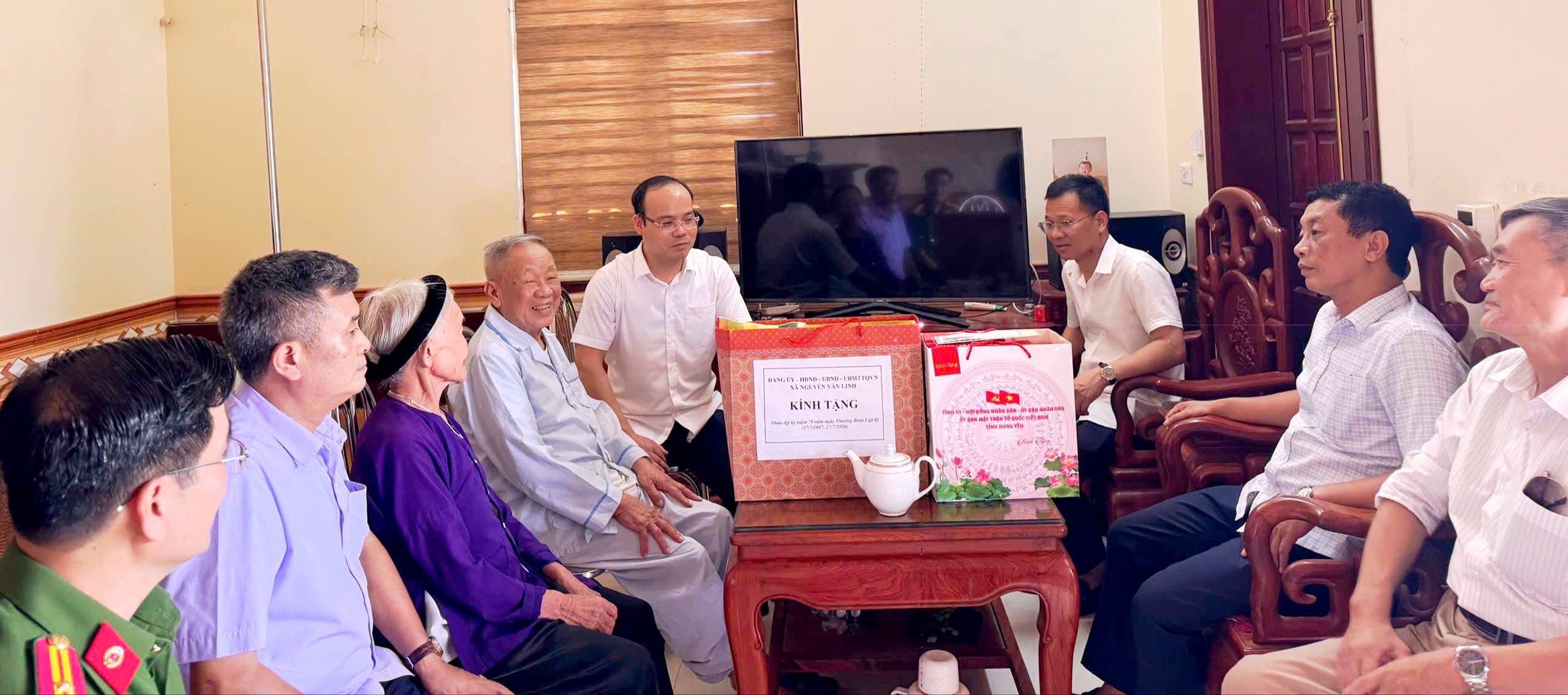 ĐỒNG CHÍ TRẦN QUỐC VIỆT, BÍ THƯ ĐẢNG ỦY XÃ THĂM TẶNG QUÀ CÁC GIA ĐÌNH CHÍNH SÁCH TẠI THÔN DỊCH TRÌ, CHI LONG, NGỌC TỈNH