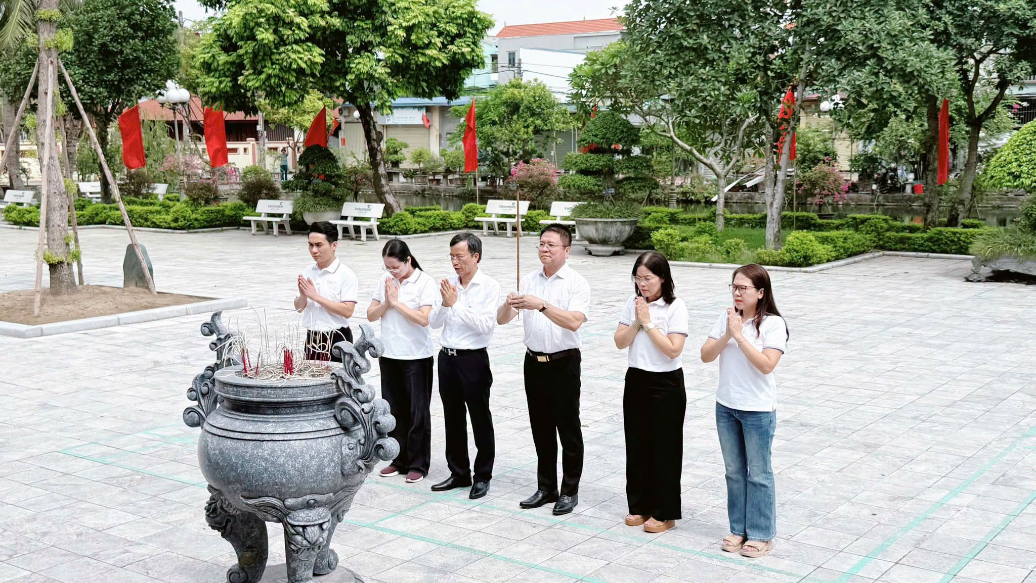 ĐOÀN ĐẠI BIỂU TRƯỜNG ĐẠI GIAO THÔNG VẬN TẢI THÀNH PHỐ HỒ CHÍ MINH DÂNG HƯƠNG TƯỞNG NIỆM CỐ TỔNG BÍ THƯ NGUYỄN VĂN LINH