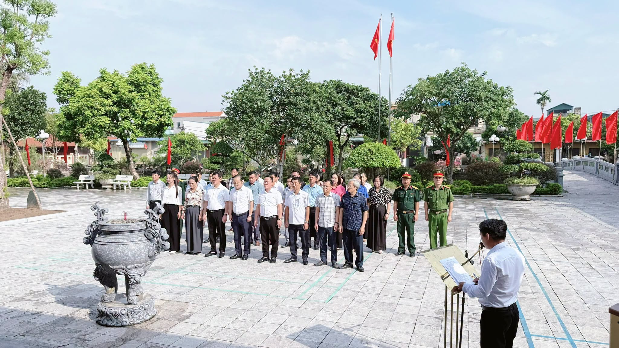 ĐOÀN ĐẠI BIỂU ĐẢNG ỦY – HĐND – UBND – ỦY BAN MTTQ VIỆT NAM XÃ TỔ CHỨC LỄ DÂNG HƯƠNG TƯỞNG NIỆM CỐ TỔNG BÍ THƯ NGUYỄN VĂN LINH
