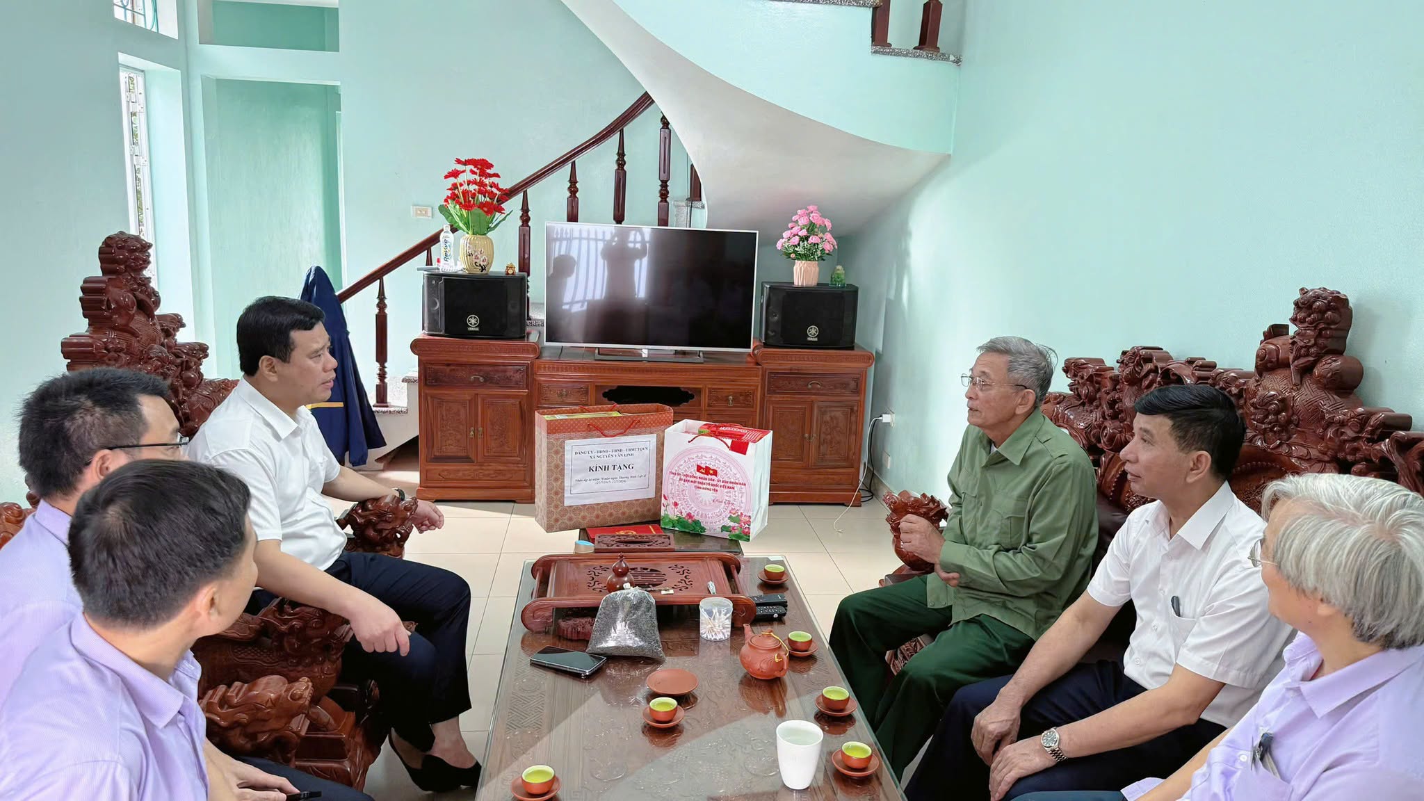 ĐỒNG CHÍ NGUYỄN HẢI PHONG, PHÓ BÍ THƯ ĐẢNG ỦY, CHỦ TỊCH UBND XÃ THĂM, TẶNG QUÀ CÁC GIA ĐÌNH CHÍNH SÁCH TẠI CÁC THÔN LẠC CẦU VÀ THÔN NGUYỄN BÌNH