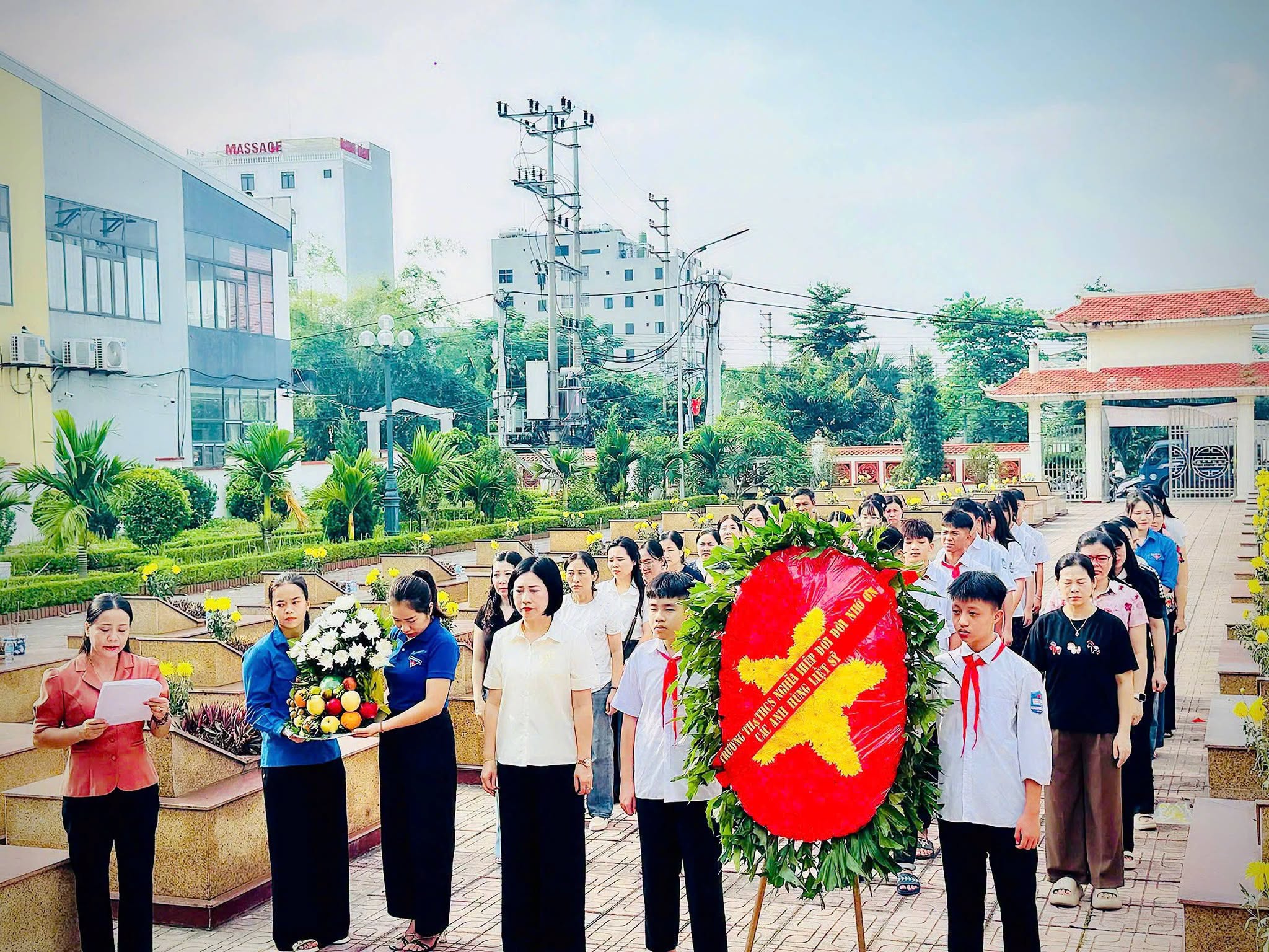 TRƯỜNG TH&THCS NGHĨA HIỆP DÂNG HƯƠNG TƯỞNG NIỆM CÁC ANH HÙNG LIỆT SĨ TẠI NGHĨA TRANG LIỆT SĨ NGHĨA HIỆP