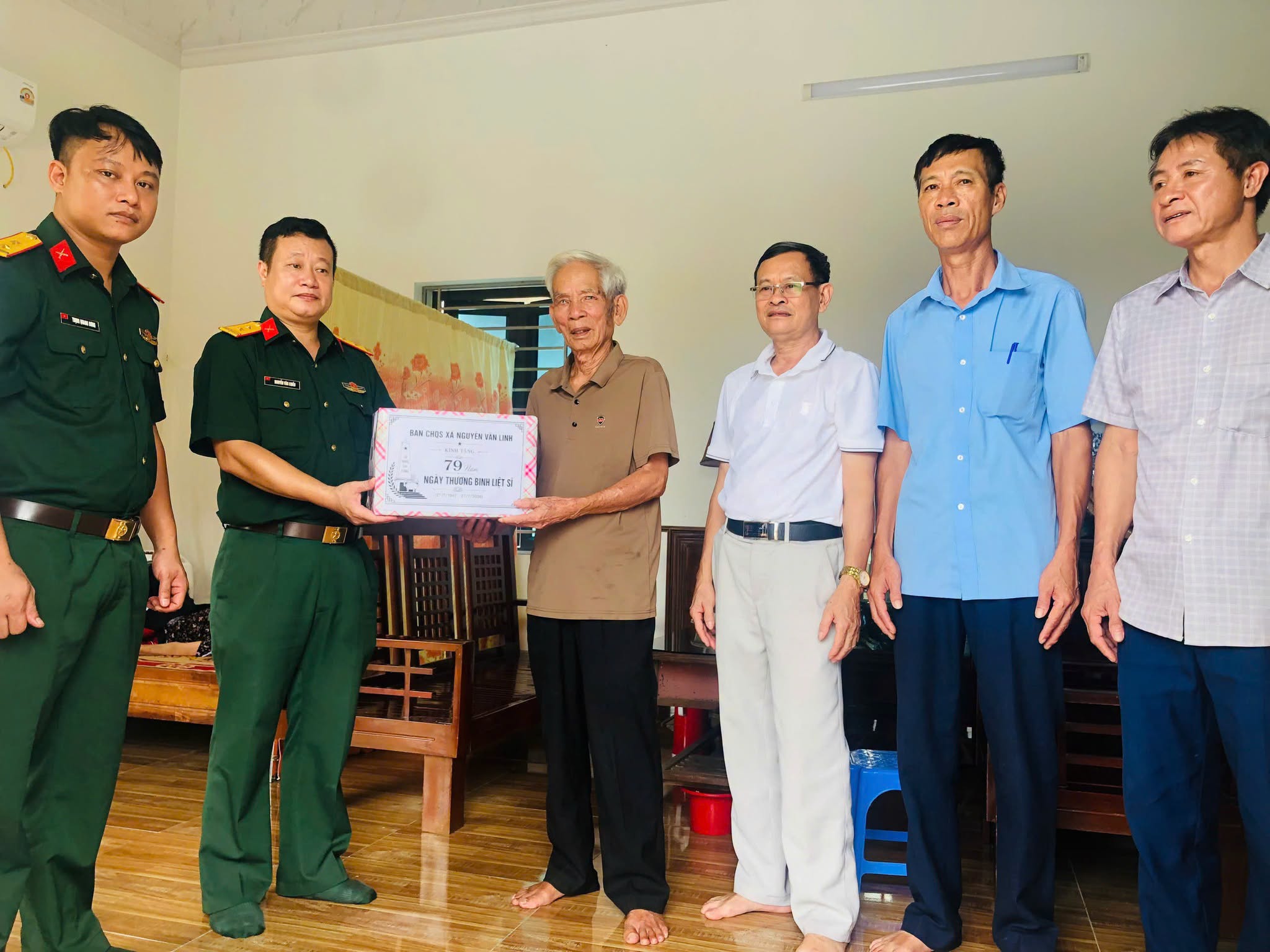 BAN CHỈ HUY QUÂN SỰ XÃ TẶNG QUÀ TRI ÂN GIA ĐÌNH THƯƠNG BINH LIỆT SỸ NHÂN DỊP 27/7