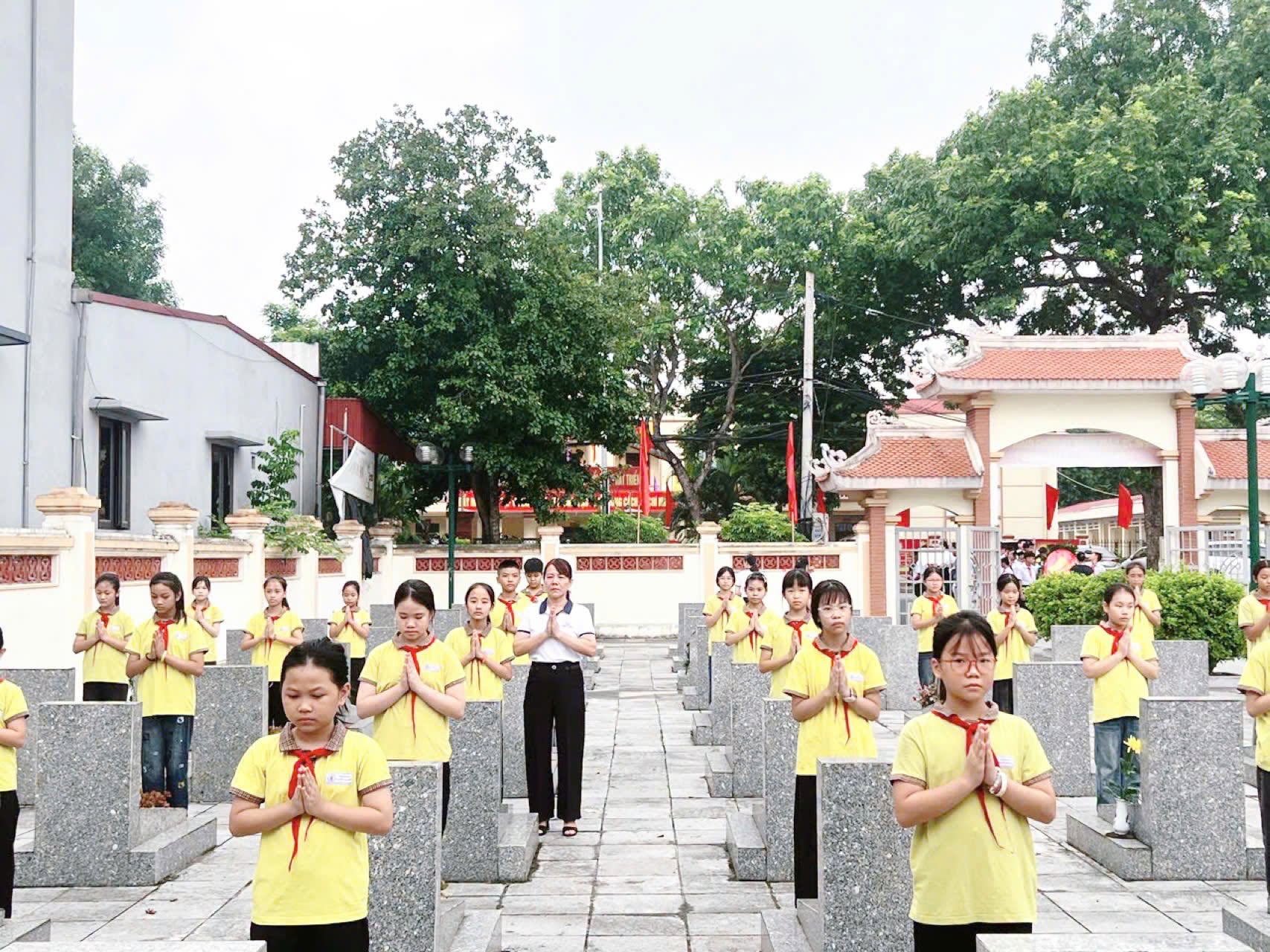 TRƯỜNG TIỂU HỌC NGUYỄN VĂN LINH TỔ CHỨC LỄ DÂNG HƯƠNG TRI ÂN TẠI NGHĨA TRANG LIỆT SĨ GIAI PHẠM