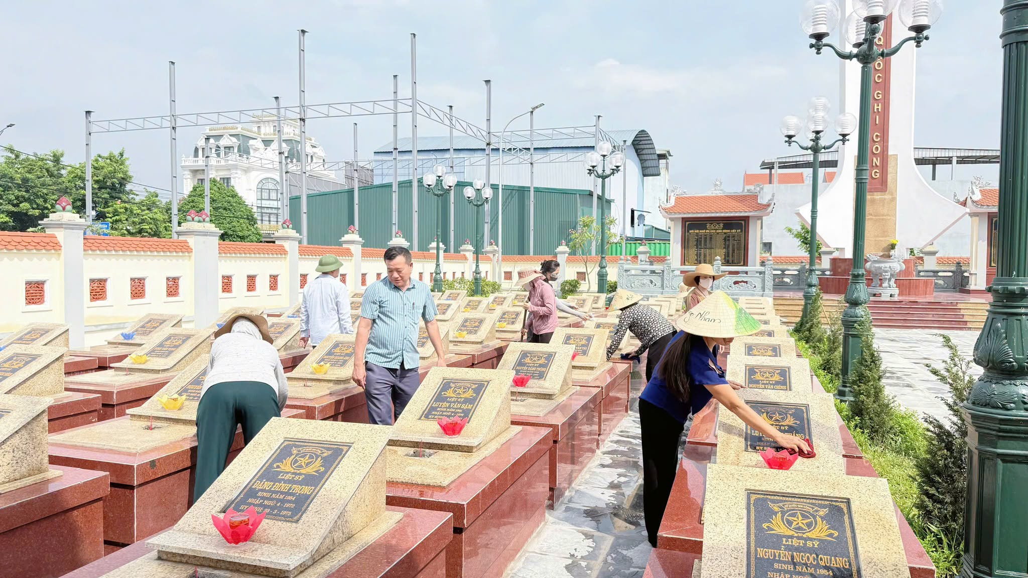 HỘI NÔNG DÂN XÃ RA QUÂN CHỈNH TRANG, VỆ SINH NGHĨA TRANG LIỆT SĨ NGỌC LONG