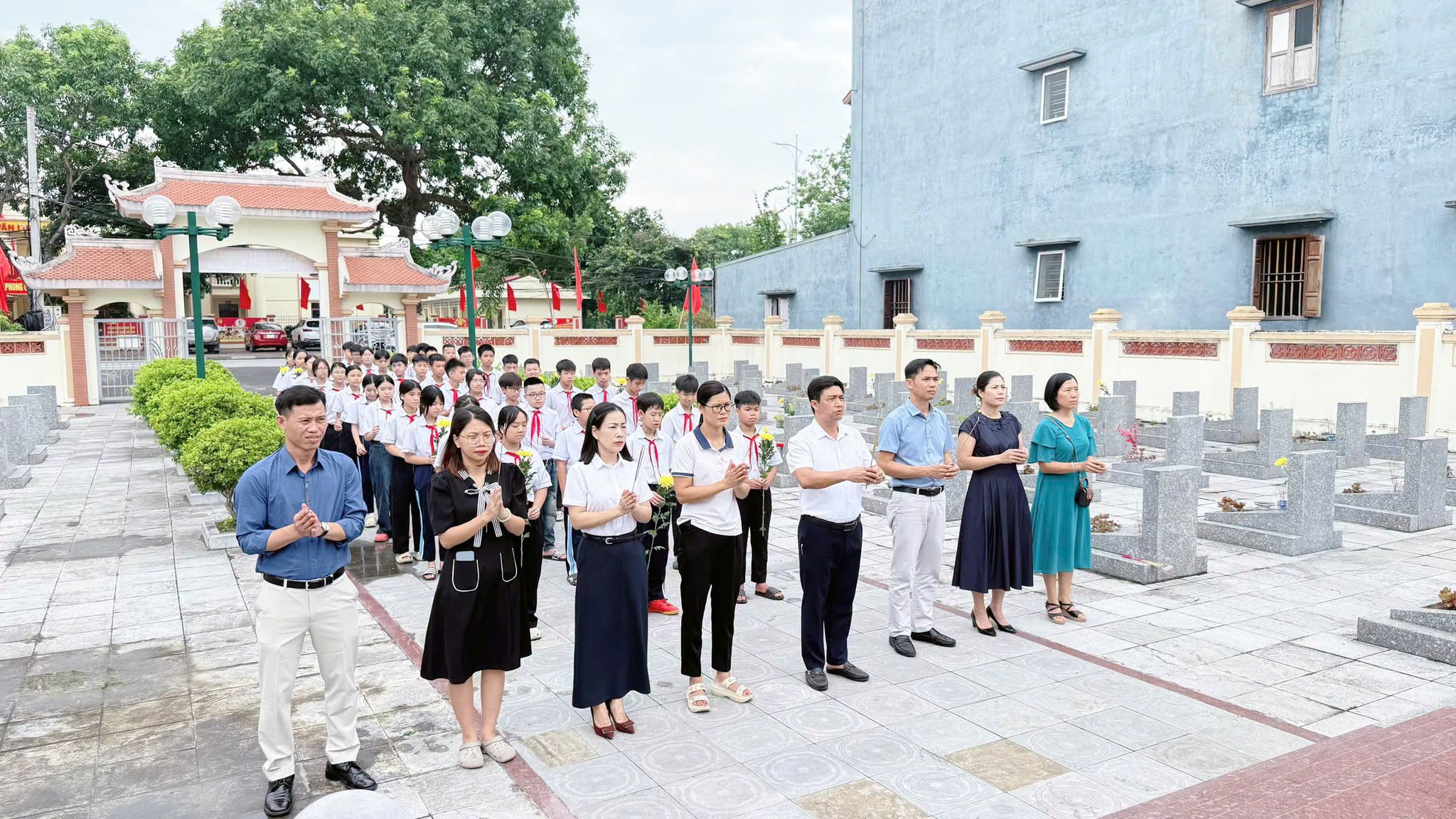 TRƯỜNG THCS NGUYỄN VĂN LINH TỔ CHỨC LỄ DÂNG HƯƠNG TRI ÂN TẠI NGHĨA TRANG LIỆT SĨ GIAI PHẠM