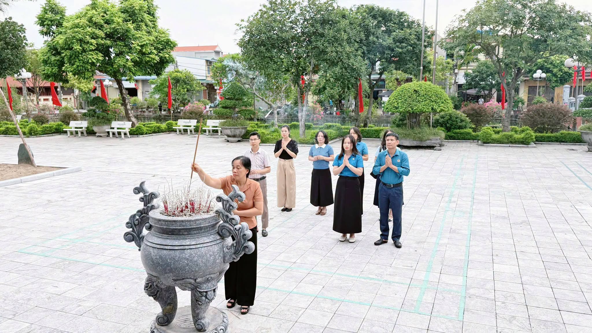 LIÊN ĐOÀN LAO ĐỘNG TỈNH DÂNG HƯƠNG TƯỞNG NIỆM CỐ TỔNG BÍ THƯ NGUYỄN VĂN LINH