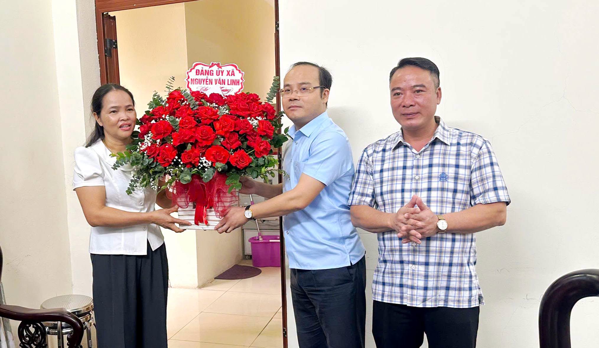 LÃNH ĐẠO ĐẢNG ỦY - HĐND - UBND - ỦY BAN MTTQ VIỆT NAM XÃ CHÚC MỪNG NGÀY TRUYỀN THỐNG CÔNG TÁC TƯ TƯỞNG, TUYÊN GIÁO CỦA ĐẢNG
