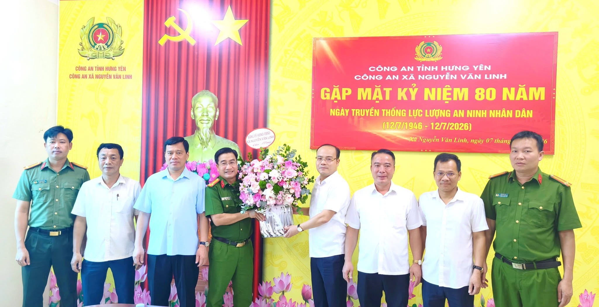 ĐỒNG CHÍ BÍ THƯ ĐẢNG ỦY TRẦN QUỐC VIỆT CHÚC MỪNG CÁN BỘ CHIẾN SỸ CÔNG AN XÃ NHÂN NGÀY TRUYỀN THỐNG CÔNG AN NHÂN DÂN VIỆT NAM 19/8