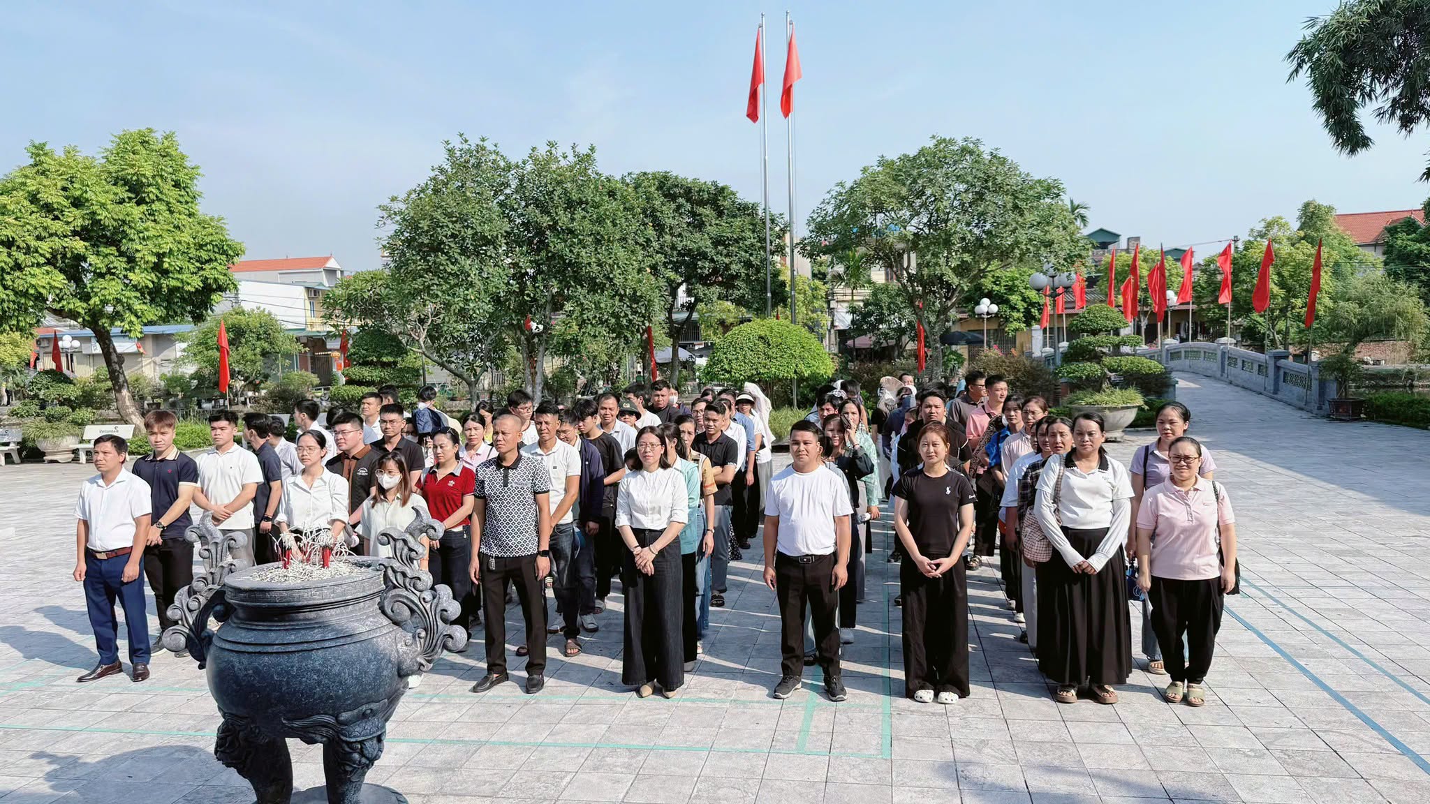 LỚP ĐẢNG VIÊN MỚI – TRUNG TÂM CHÍNH TRỊ XÃ KHOÁI CHÂU DÂNG HƯƠNG TƯỞNG NIỆM CỐ TỔNG BÍ THƯ NGUYỄN VĂN LINH