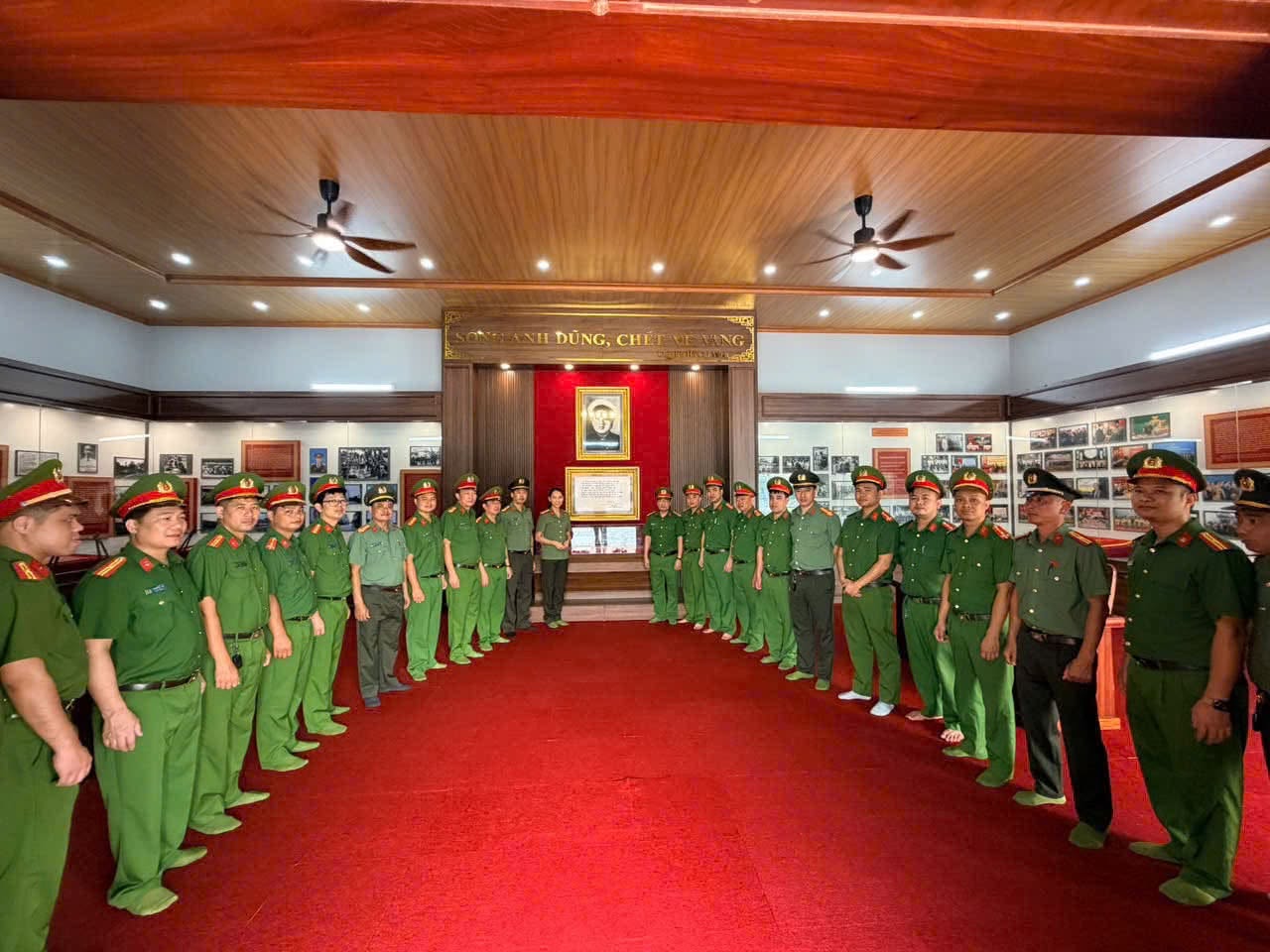 CÔNG AN XÃ NGUYỄN VĂN LINH DÂNG HƯƠNG TẠI KHU LƯU NIỆM ANH HÙNG LIỆT SĨ CAND BÙI THỊ CÚC