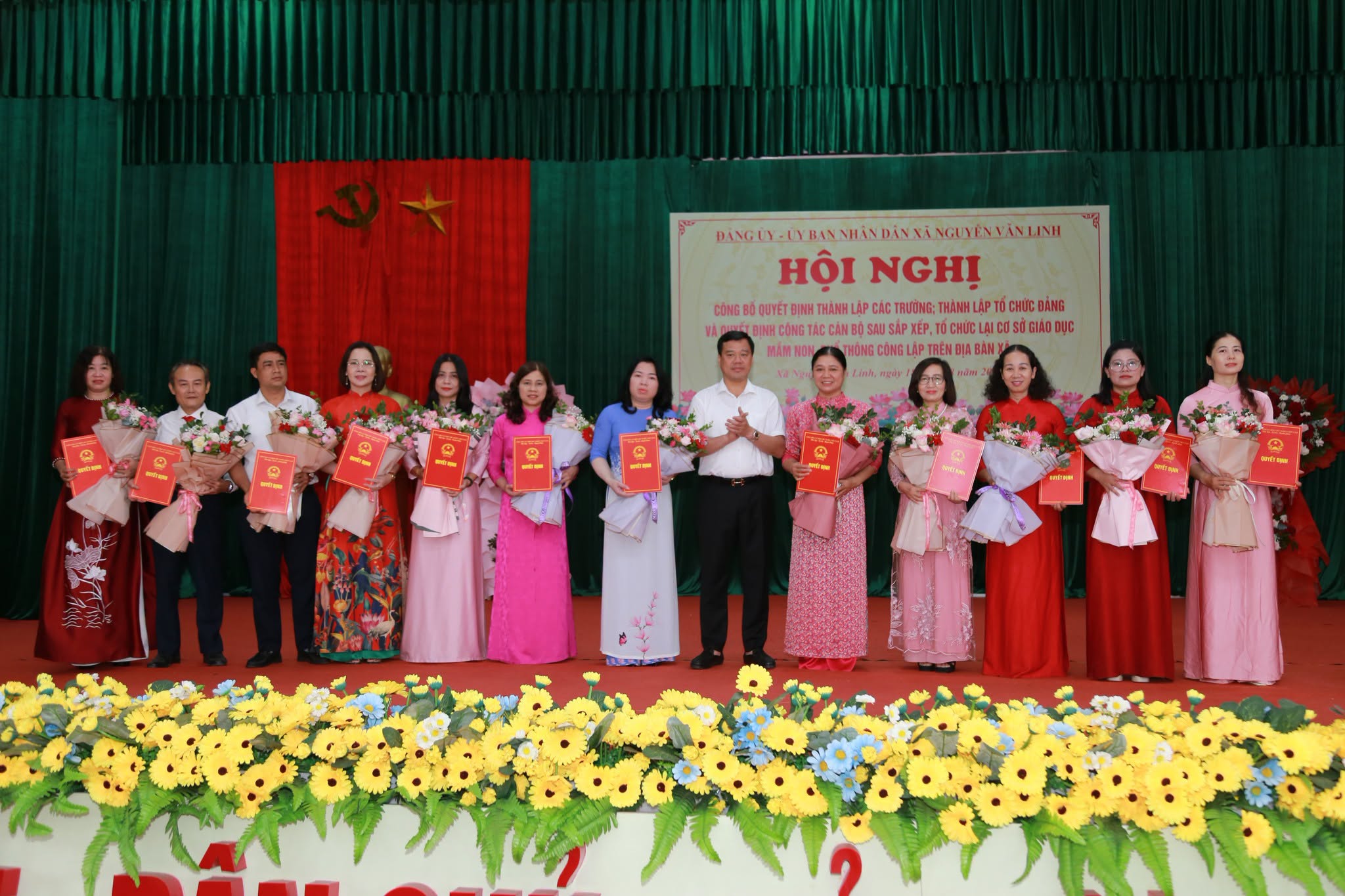 HỘI NGHỊ CÔNG BỐ QUYẾT ĐỊNH THÀNH LẬP CÁC TRƯỜNG, TỔ CHỨC ĐẢNG VÀ CÔNG TÁC CÁN BỘ SAU SẮP XẾP CƠ SỞ GIÁO DỤC TRÊN ĐỊA BÀN XÃ