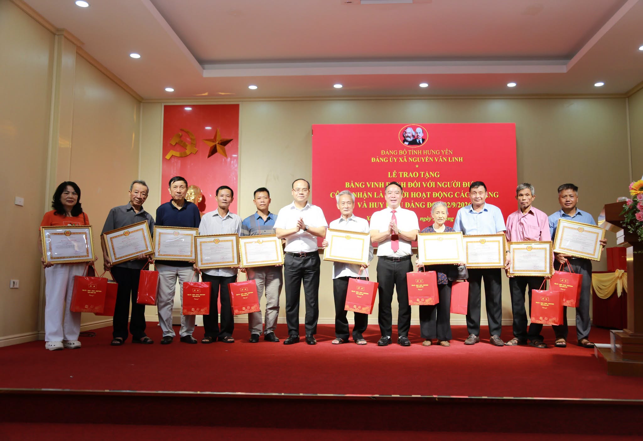 XÃ NGUYỄN VĂN LINH TỔ CHỨC LỄ TRAO BẰNG VINH DANH VÀ TRAO HUY HIỆU ĐẢNG ĐỢT 2/9