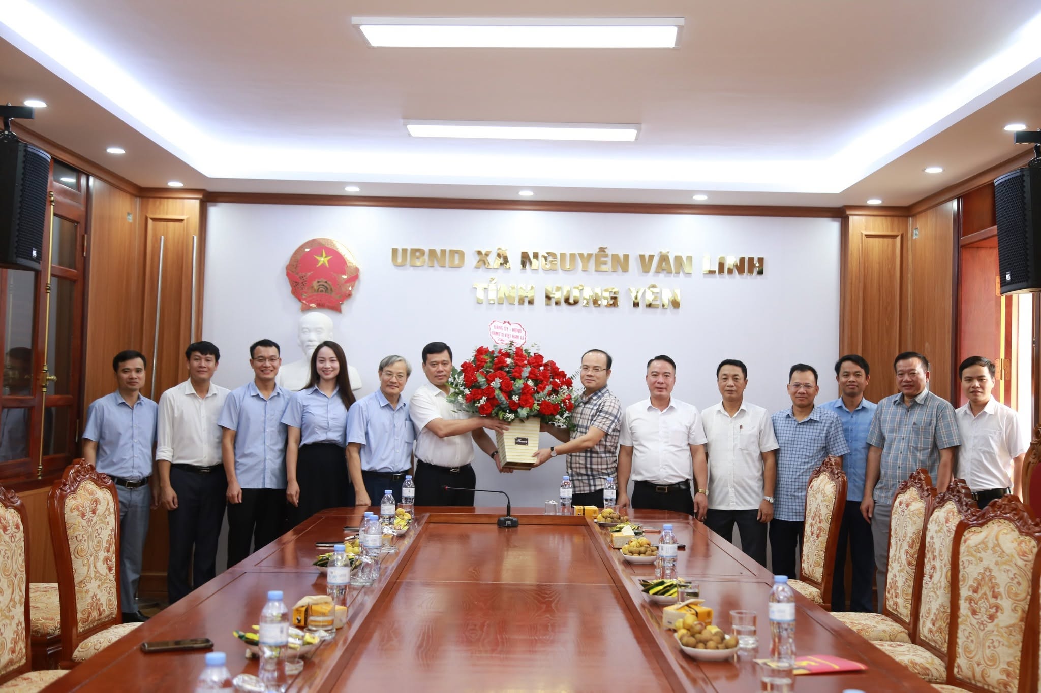 ĐỒNG CHÍ TRẦN QUỐC VIỆT – BÍ THƯ ĐẢNG ỦY XÃ CHÚC MỪNG UBND XÃ NHÂN DỊP KỶ NIỆM 81 NĂM CÁCH MẠNG THÁNG TÁM VÀ QUỐC KHÁNH 2/9
