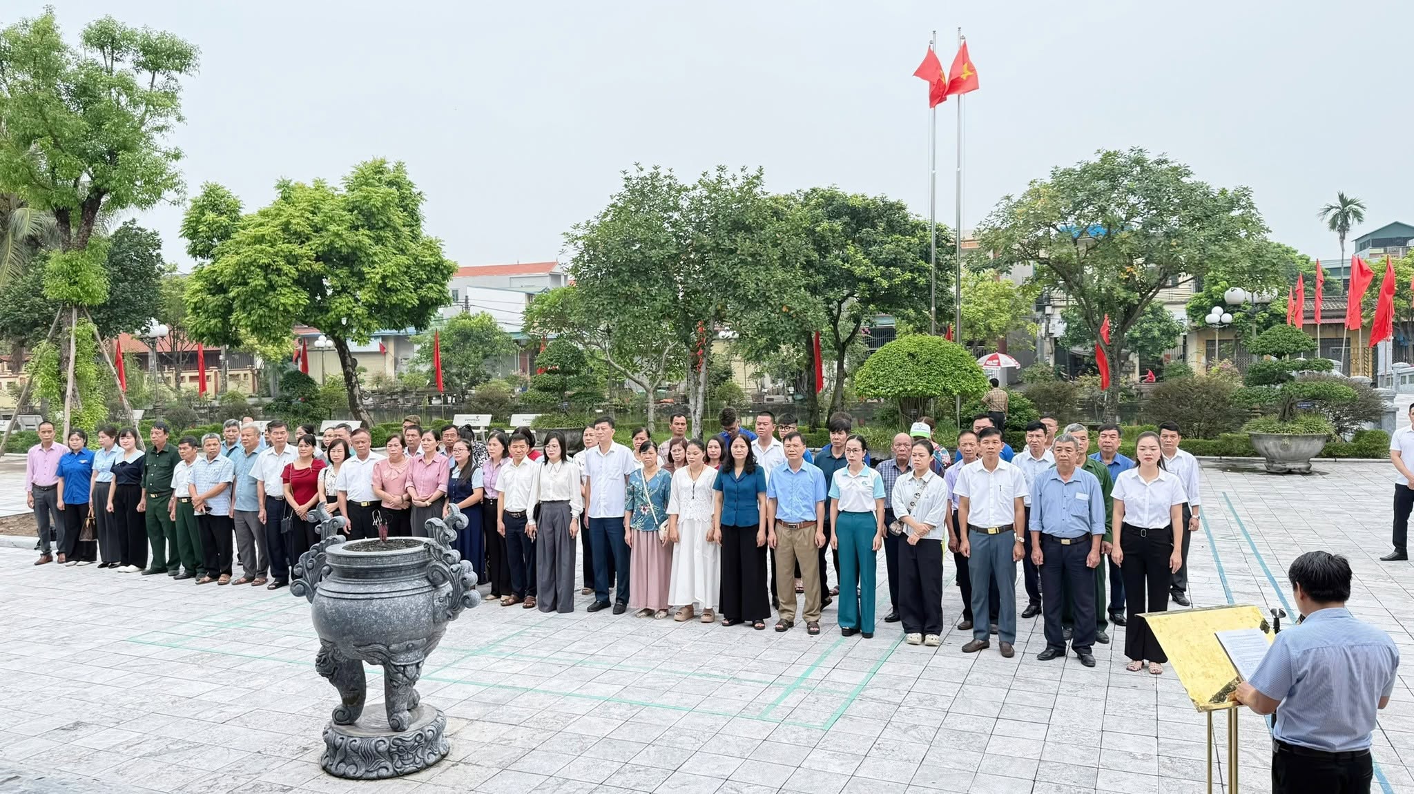 ĐOÀN ĐẠI BIỂU XÃ NHƯ QUỲNH VÀ XÃ NGUYỄN VĂN LINH DÂNG HƯƠNG TƯỞNG NIỆM TỔNG BÍ THƯ NGUYỄN VĂN LINH VÀ TRUNG TƯỚNG NGUYỄN BÌNH