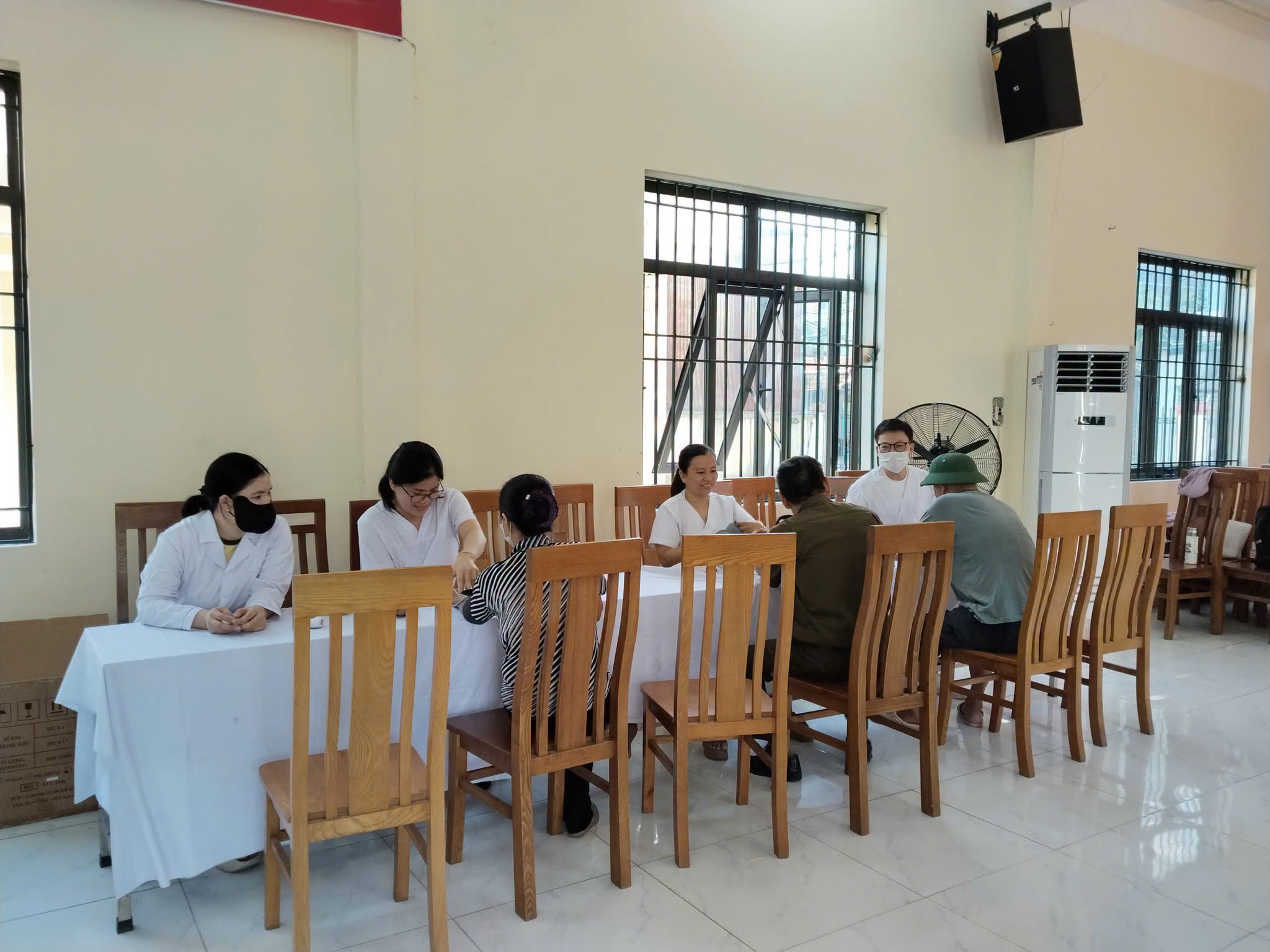 XÃ NGUYỄN VĂN LINH: HÀNG TRĂM NGƯỜI DÂN THÔN LIÊU THƯỢNG ĐƯỢC KHÁM SỨC KHỎE TRONG NGÀY ĐẦU TIÊN.